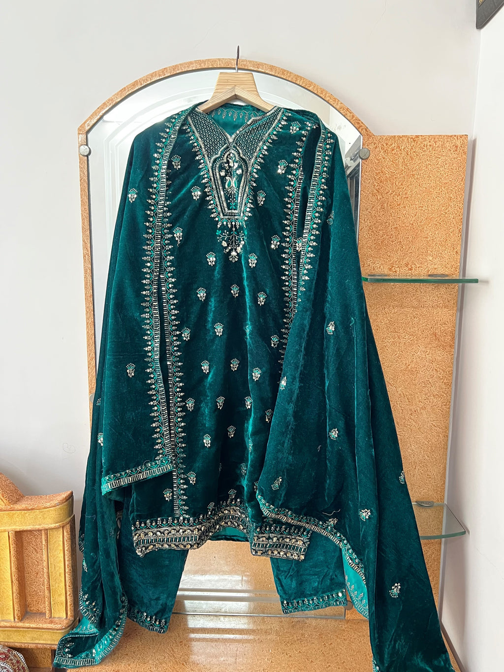 पार्टी वियर डिज़ाइनर टॉप-बॉटम और खूबसूरत दुपट्टा