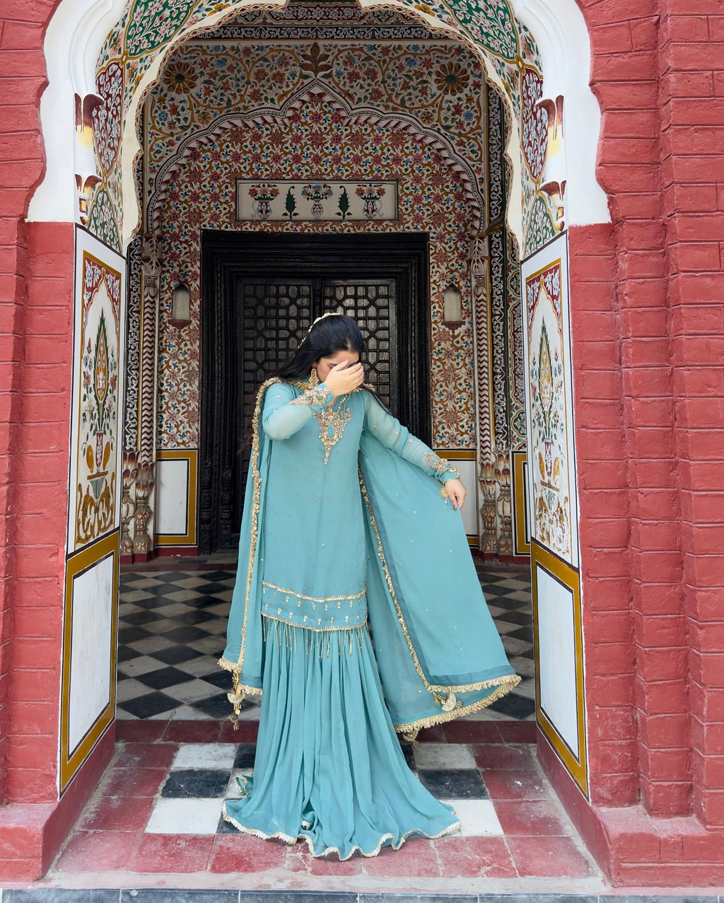 खूबसूरत दुपट्टे के साथ डिज़ाइनर पार्टी वियर टॉप प्लाज़ो