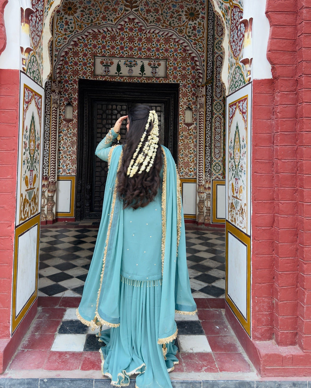 खूबसूरत दुपट्टे के साथ डिज़ाइनर पार्टी वियर टॉप प्लाज़ो