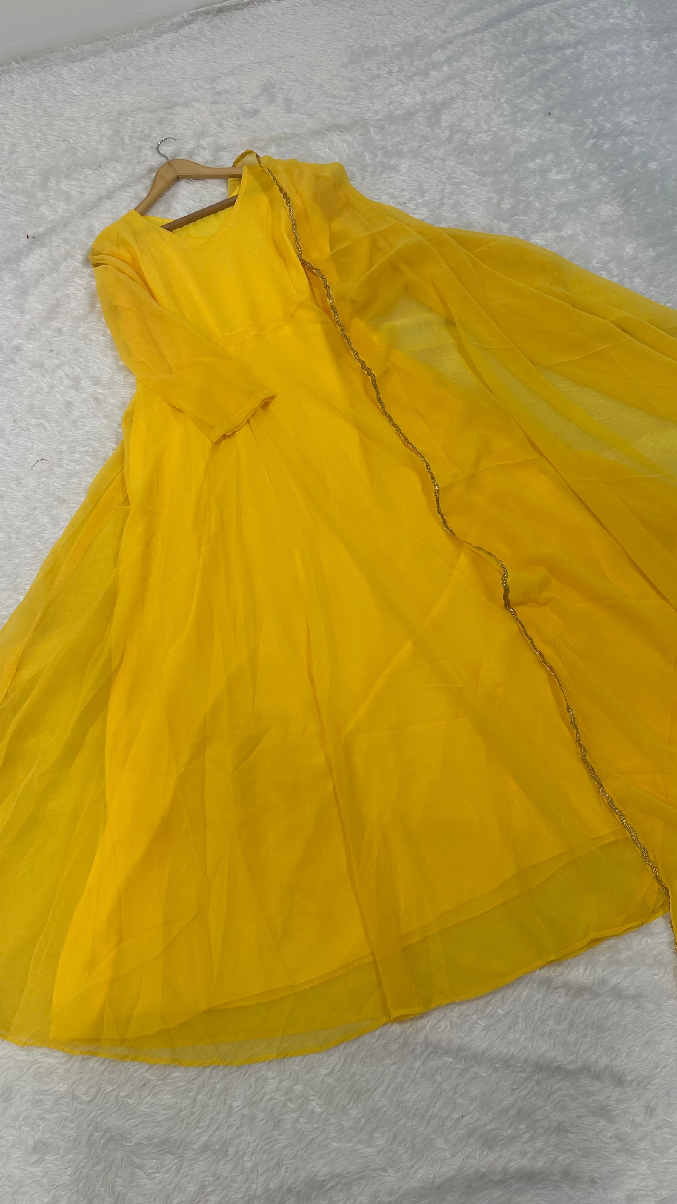 बेहद खूबसूरत पार्टी वियर अनारकली गाउन और दुपट्टा