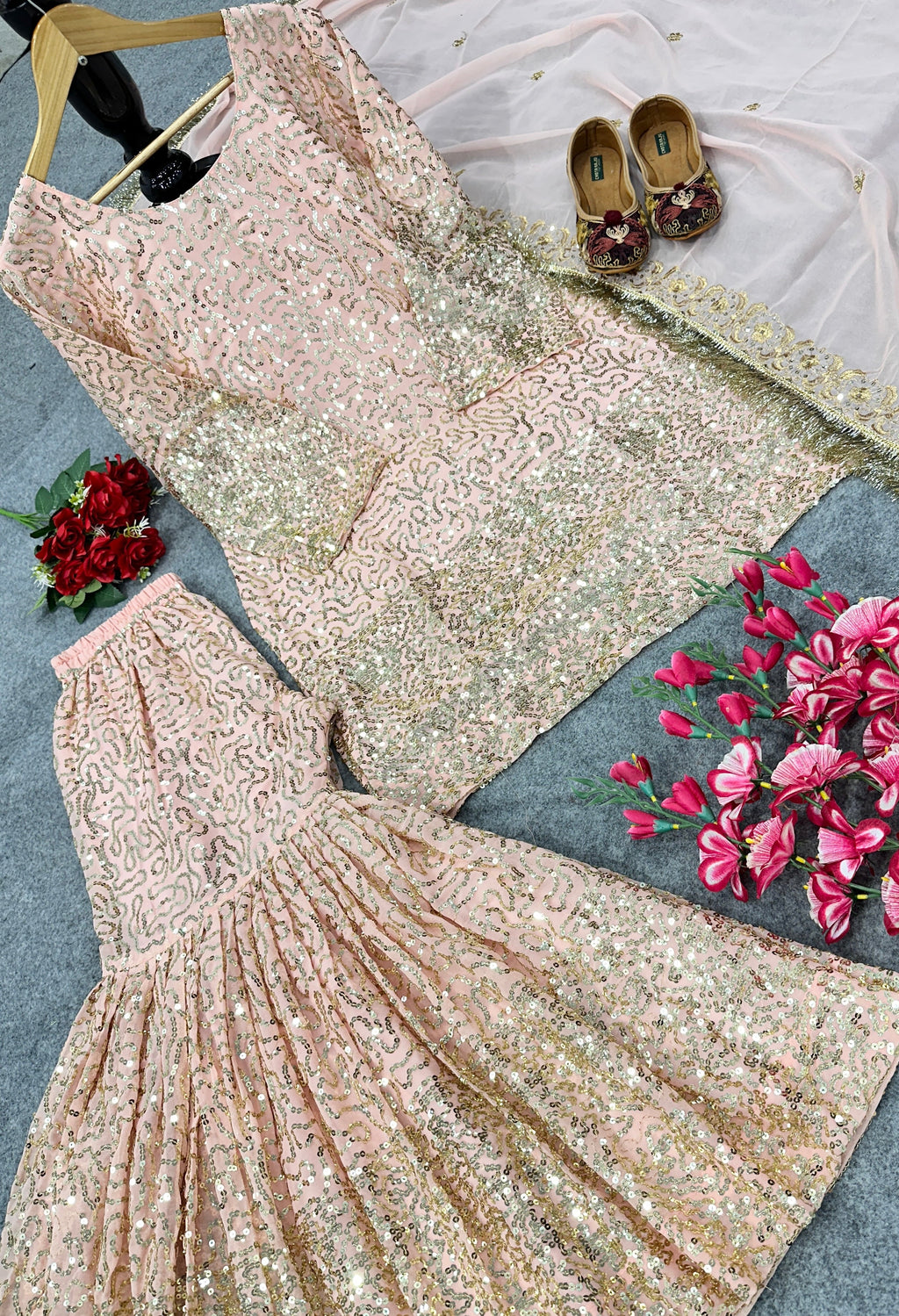 डिज़ाइनर पार्टी वियर लुक टॉप और शरारा फैंसी दुपट्टे के साथ