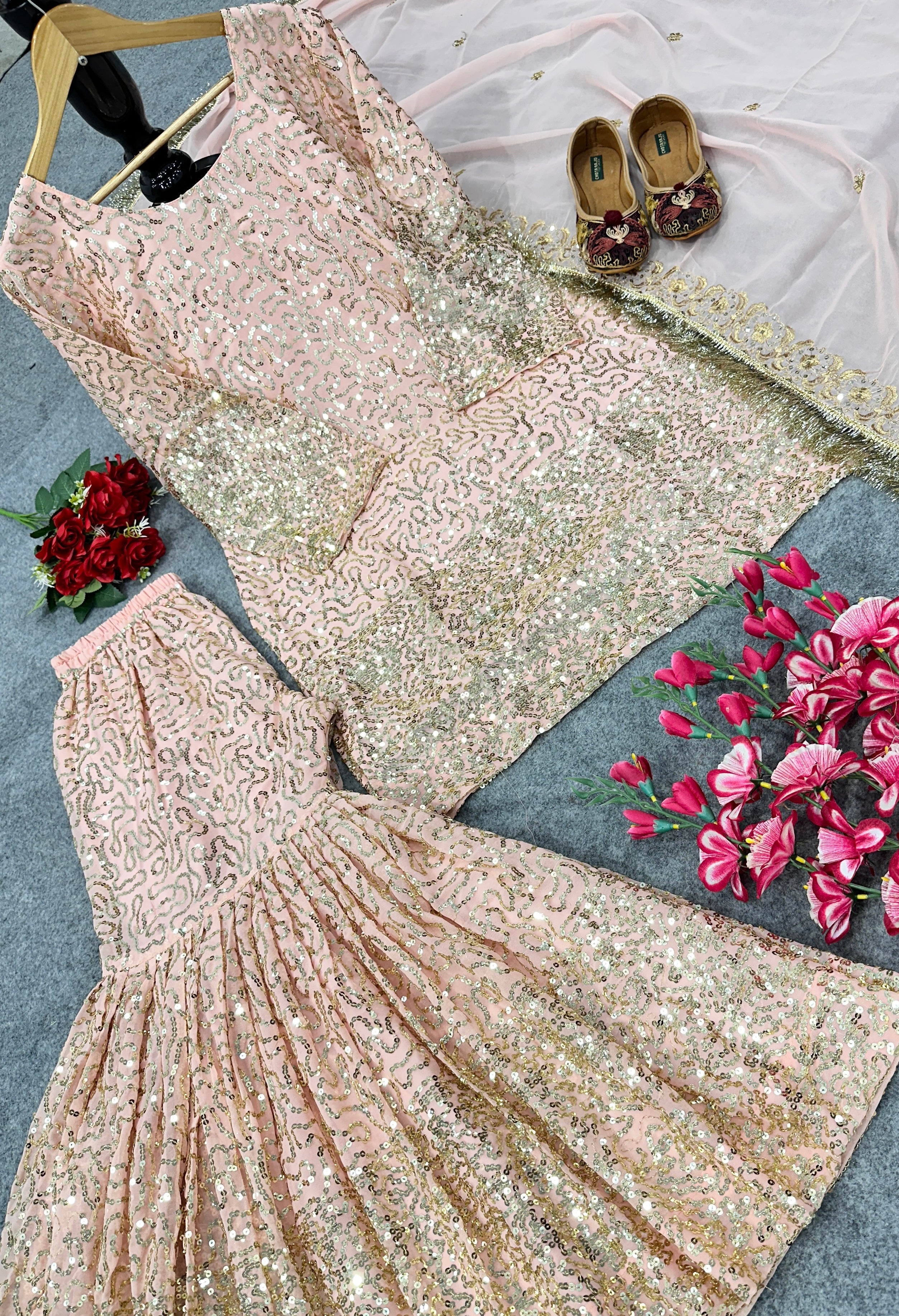 डिज़ाइनर पार्टी वियर लुक टॉप और शरारा फैंसी दुपट्टे के साथ