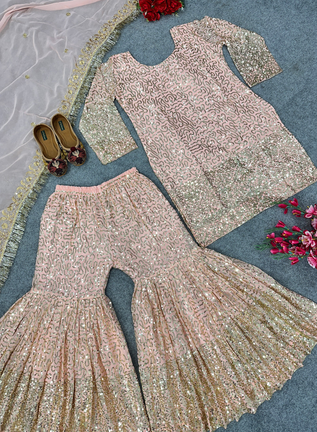 डिज़ाइनर पार्टी वियर लुक टॉप और शरारा फैंसी दुपट्टे के साथ