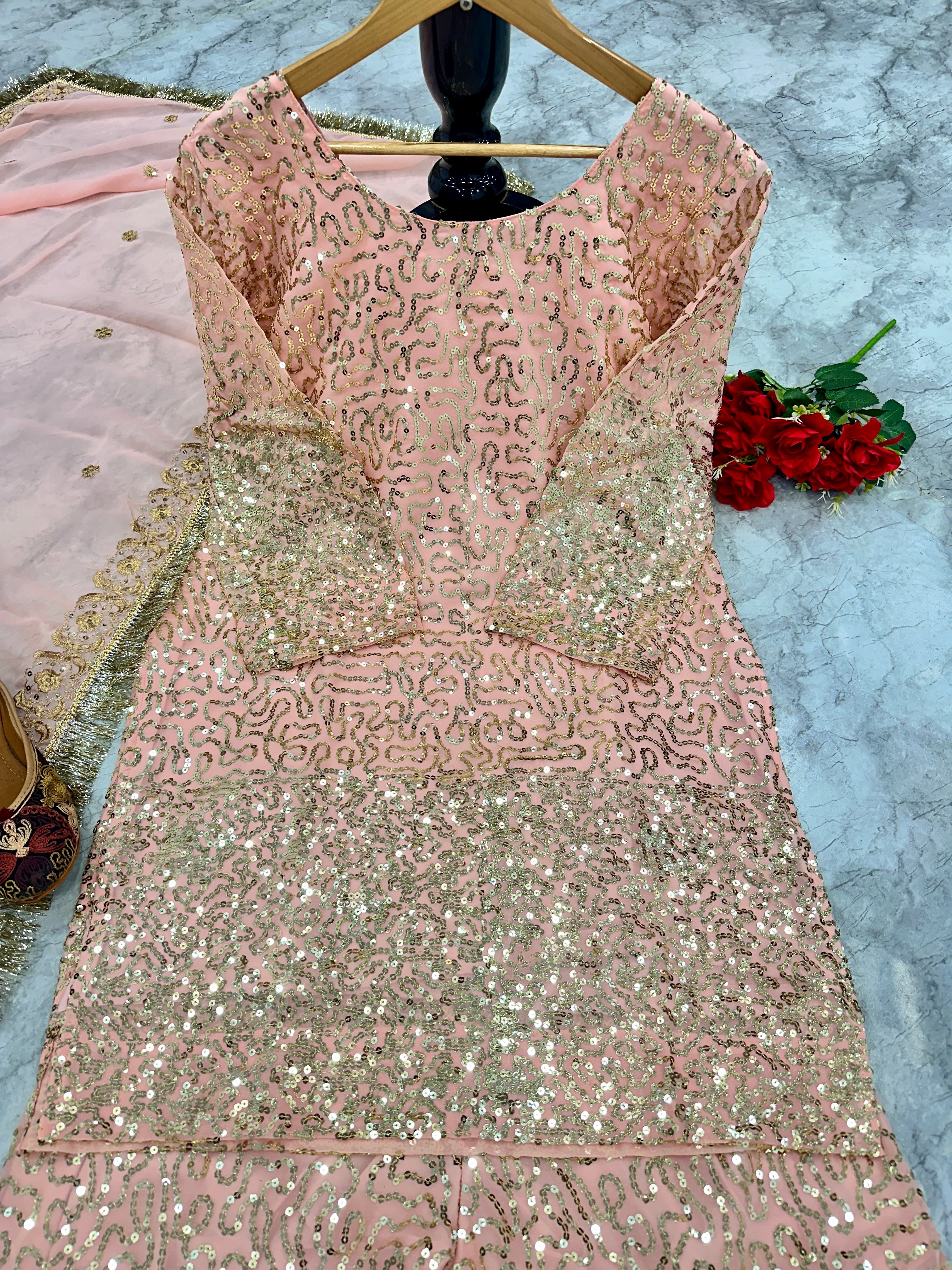 डिज़ाइनर पार्टी वियर लुक टॉप और शरारा फैंसी दुपट्टे के साथ