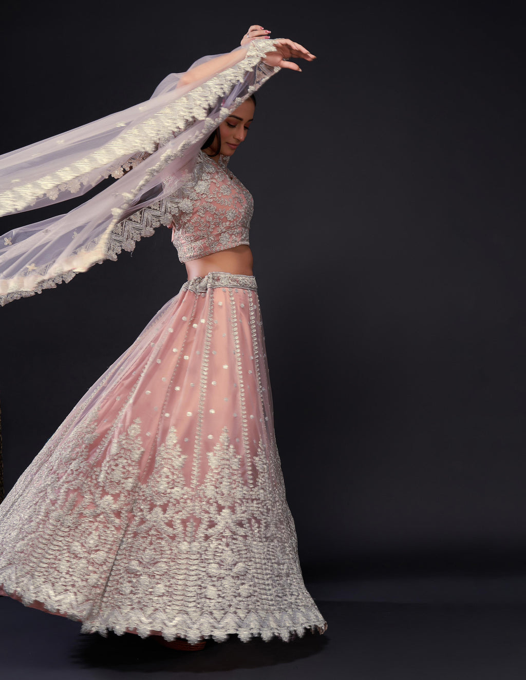 डोरी और सीक्वेंस वर्क के साथ डिज़ाइनर पार्टी वियर लहंगा चोली