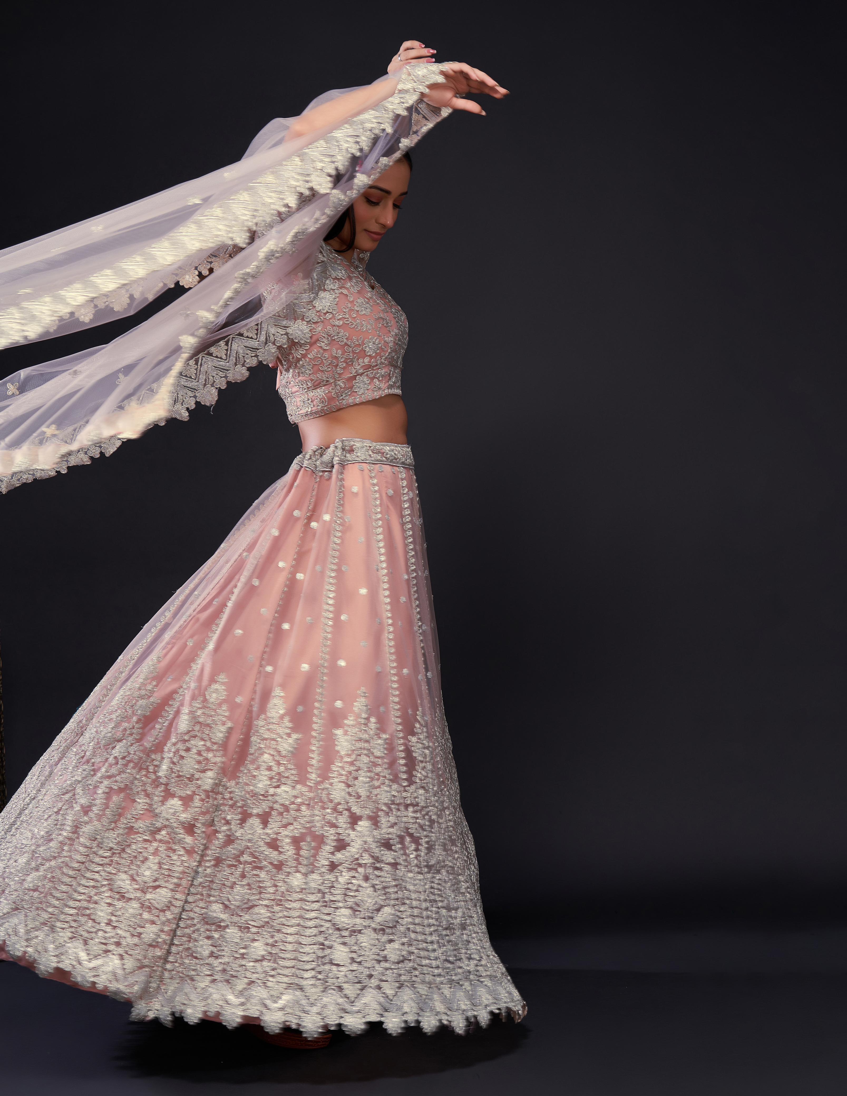 डोरी और सीक्वेंस वर्क के साथ डिज़ाइनर पार्टी वियर लहंगा चोली