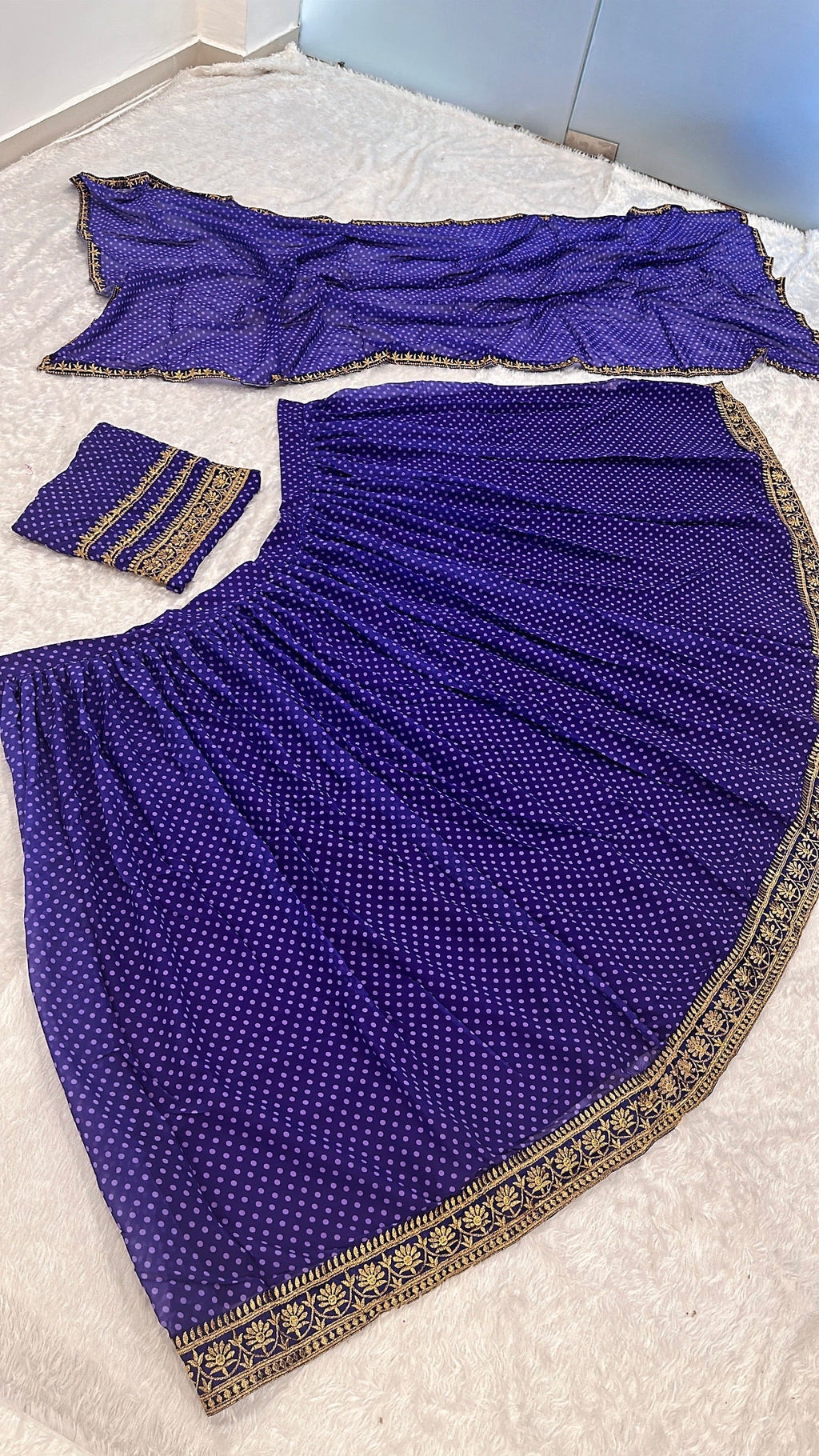 ज़री धागे के बॉर्डर वर्क के साथ डिज़ाइनर पार्टी वियर लहंगा चोली