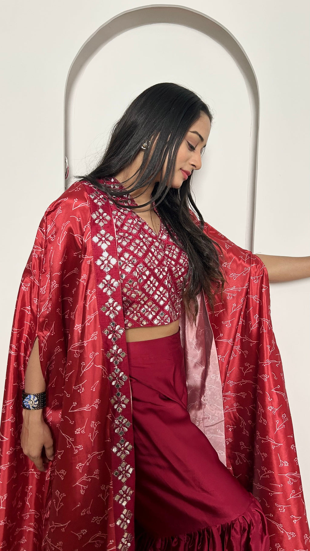 पार्टी वियर डिज़ाइनर इंडो वेस्टर्न पेपर मिरर बॉर्डर वर्क के साथ