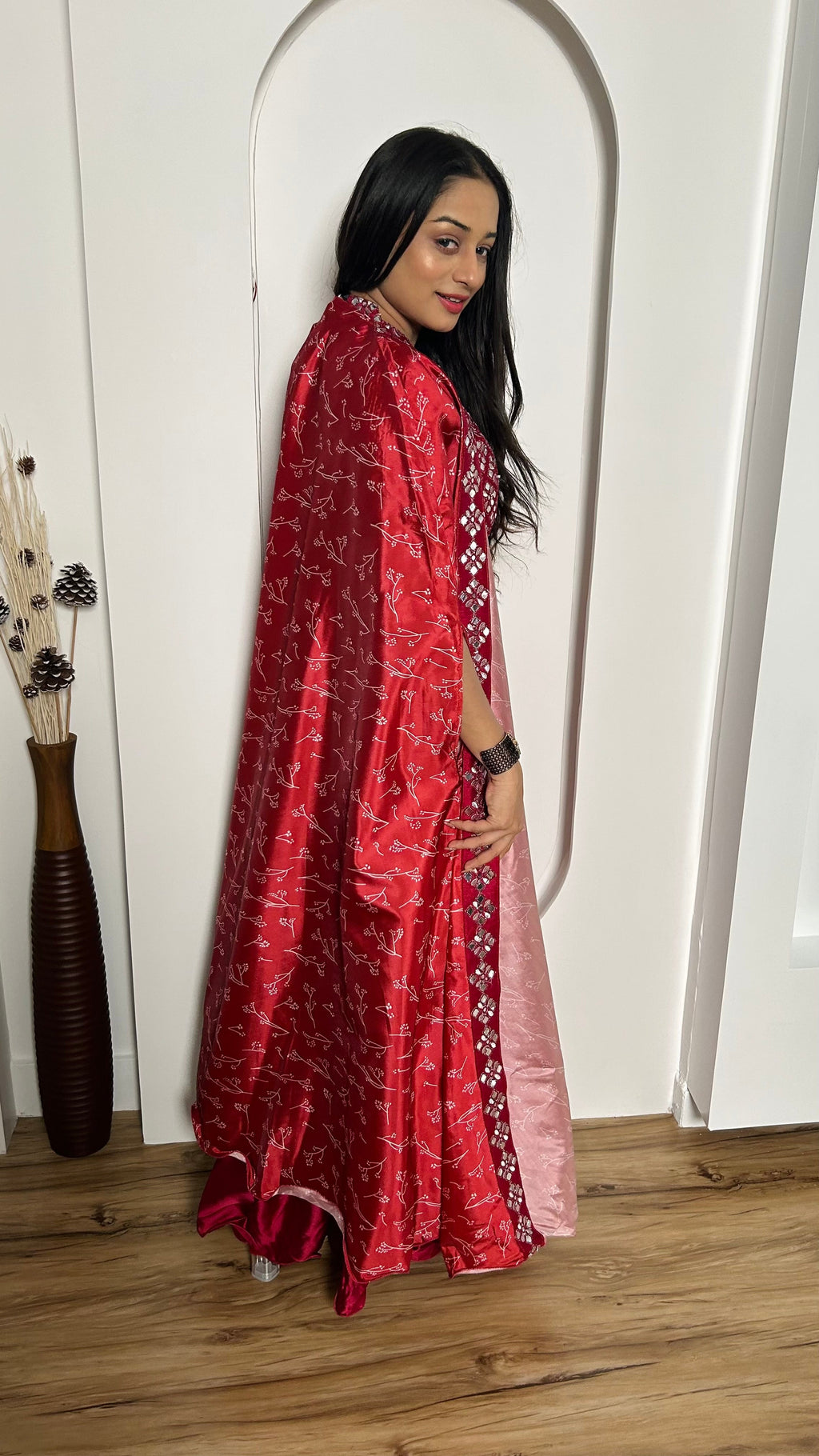 पार्टी वियर डिज़ाइनर इंडो वेस्टर्न पेपर मिरर बॉर्डर वर्क के साथ