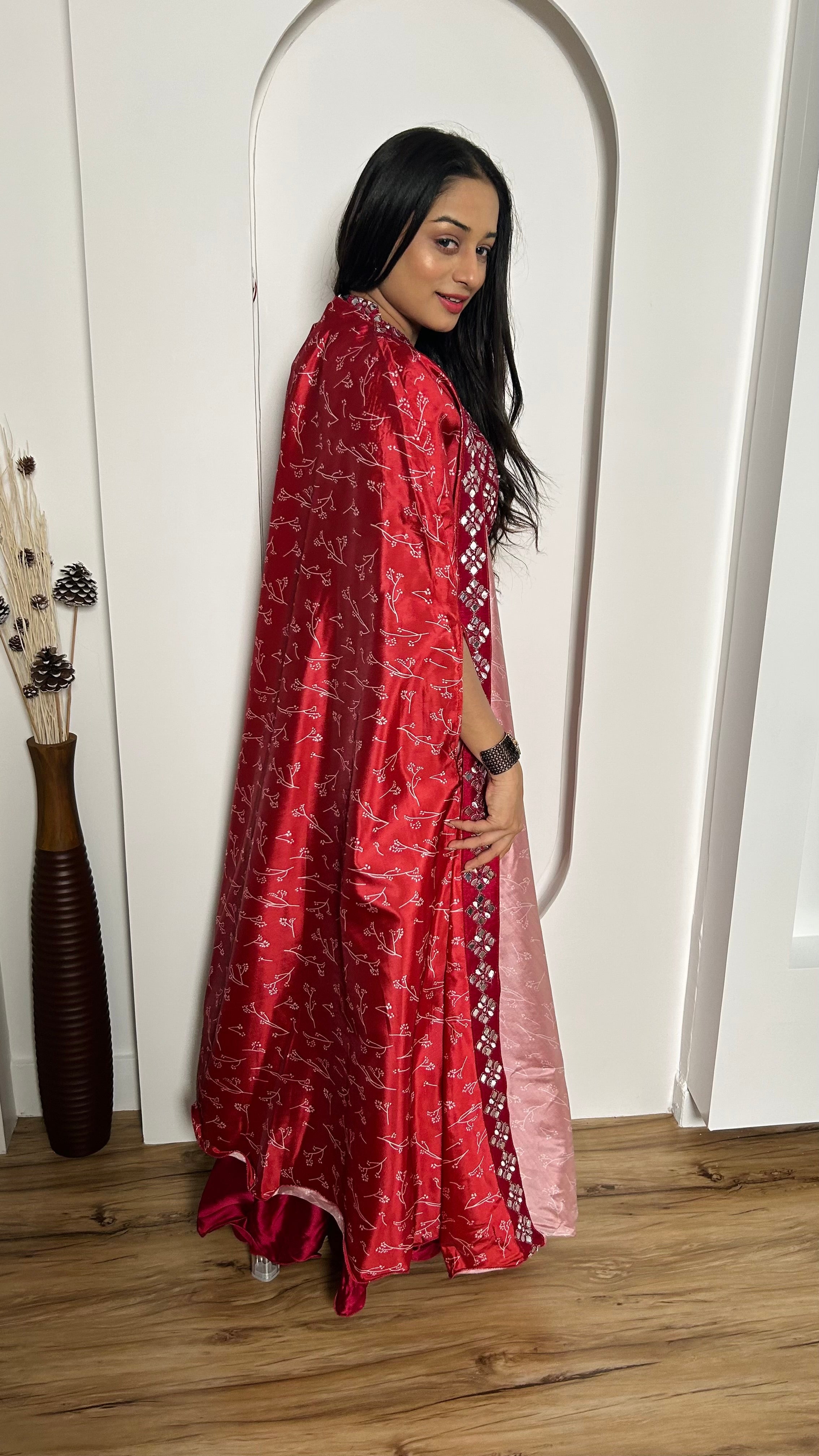 पार्टी वियर डिज़ाइनर इंडो वेस्टर्न पेपर मिरर बॉर्डर वर्क के साथ