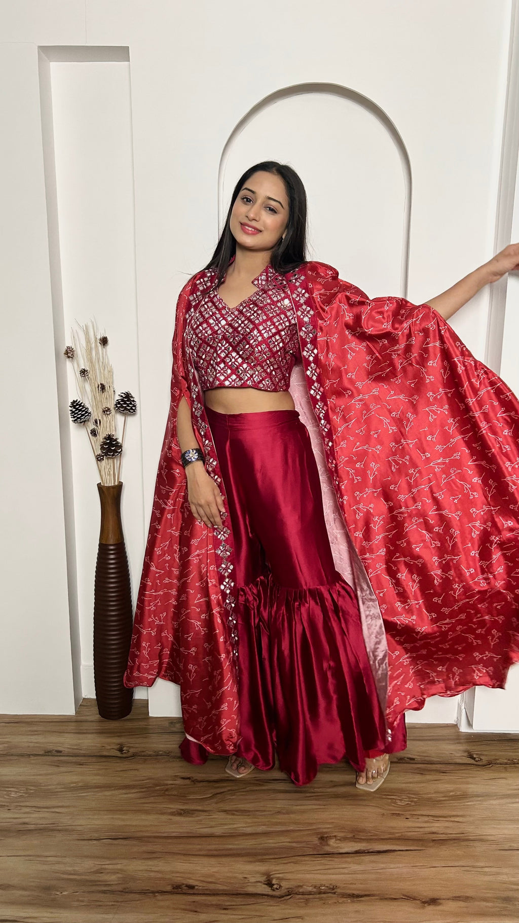 पार्टी वियर डिज़ाइनर इंडो वेस्टर्न पेपर मिरर बॉर्डर वर्क के साथ