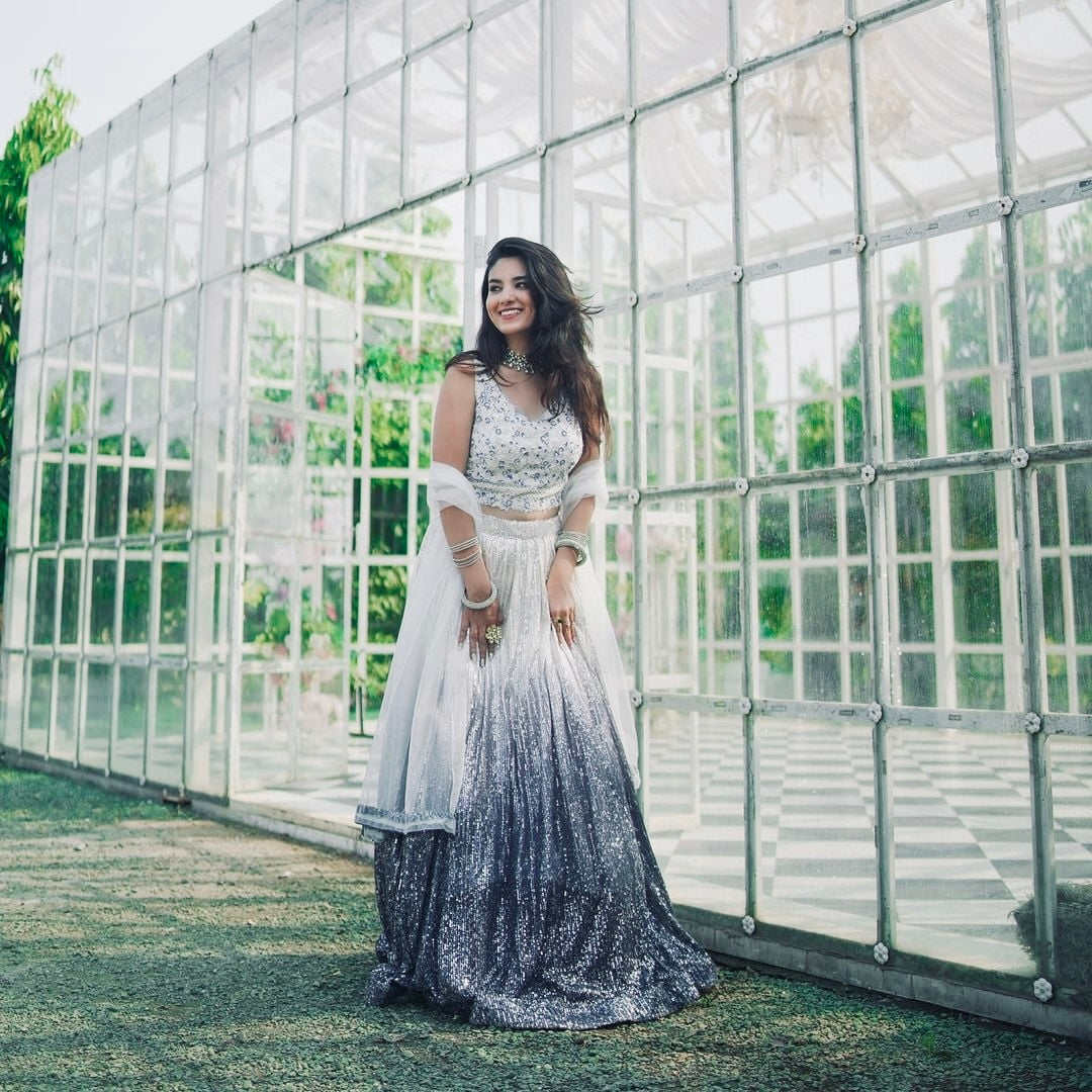 पार्टी वियर लुक डिज़ाइनर लहंगा चोली डोरी और सेक्विन वर्क के साथ