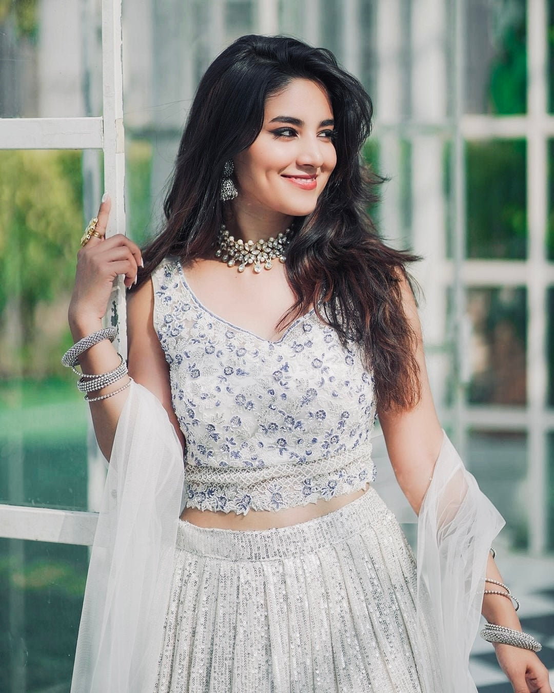 सीक्वेंस वर्क के साथ पार्टी वियर लहंगा चोली