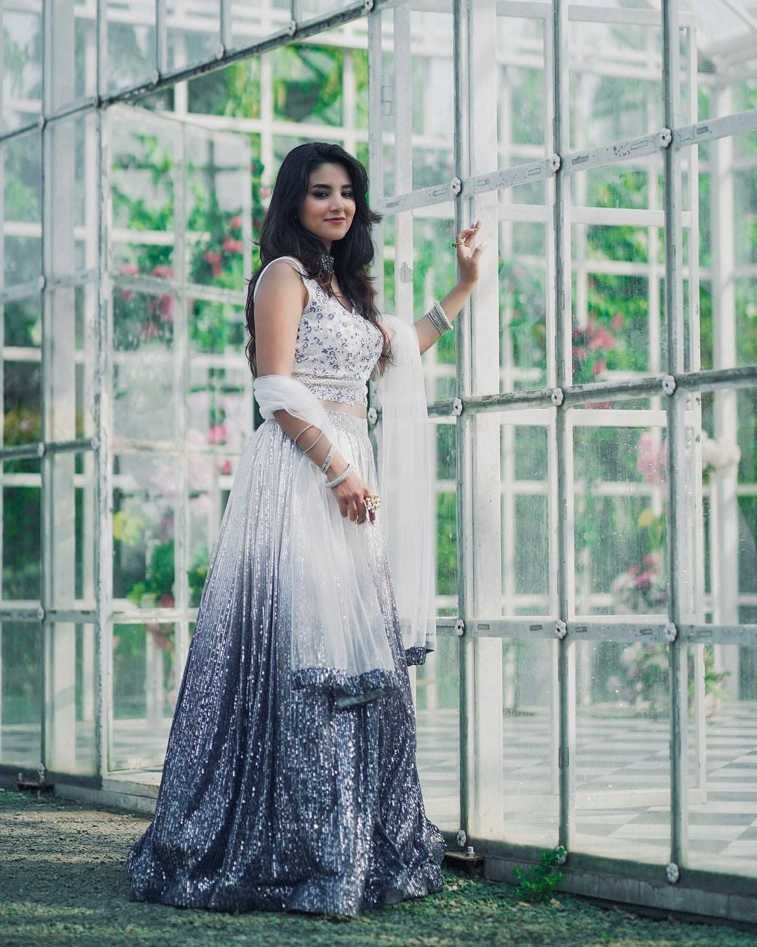 पार्टी वियर लुक डिज़ाइनर लहंगा चोली डोरी और सेक्विन वर्क के साथ