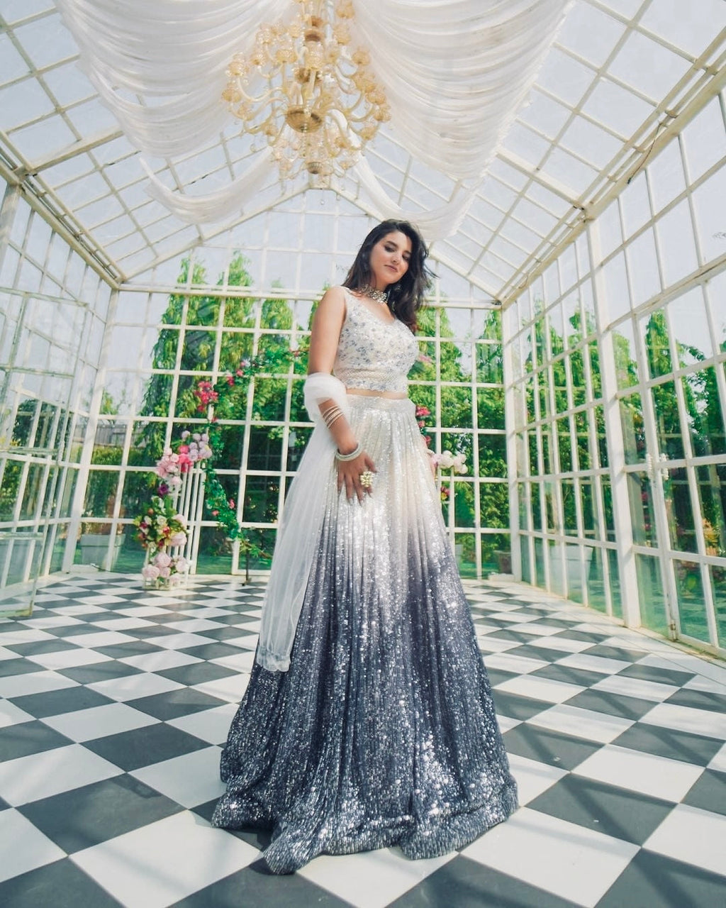 पार्टी वियर लुक डिज़ाइनर लहंगा चोली डोरी और सेक्विन वर्क के साथ