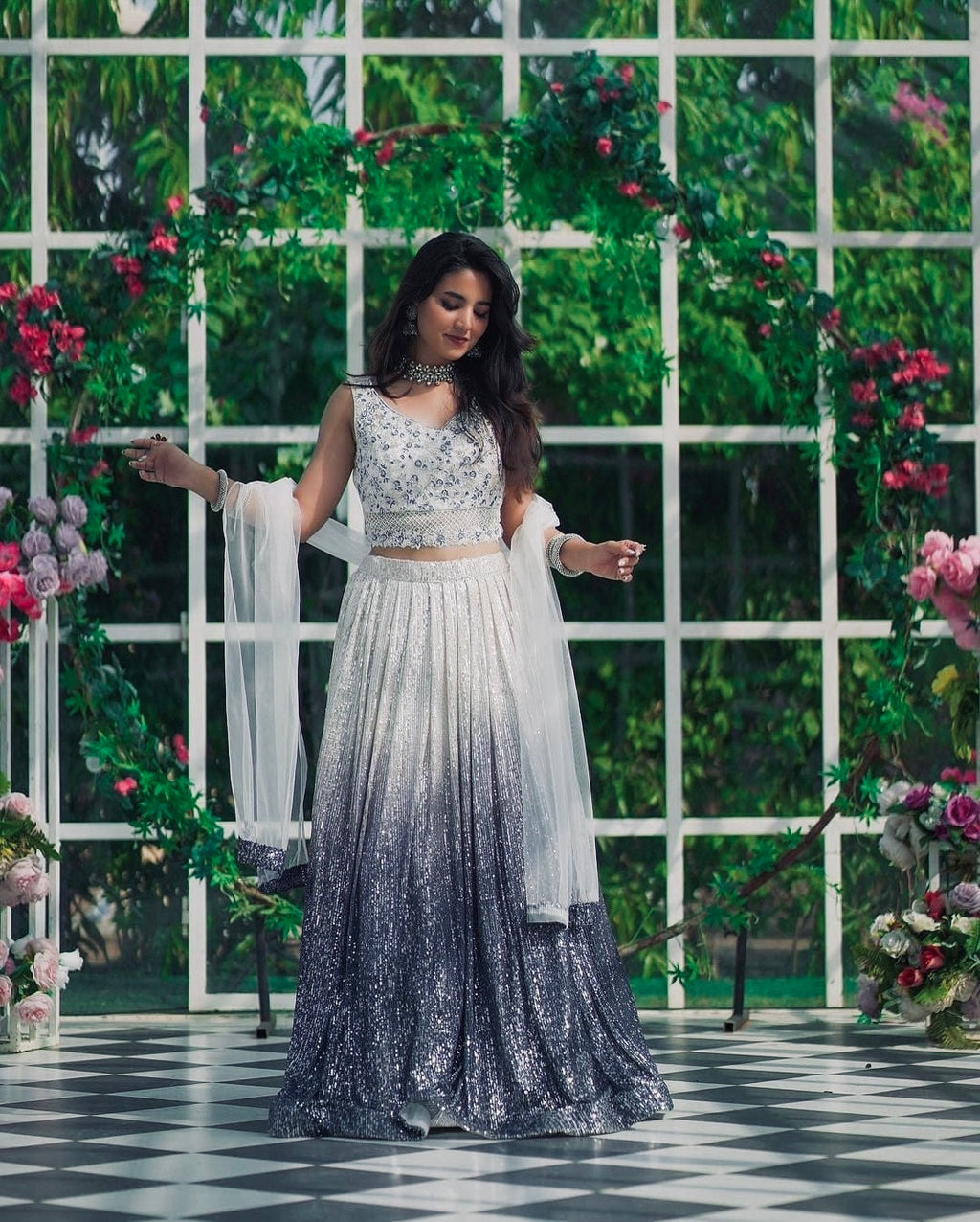 पार्टी वियर लुक डिज़ाइनर लहंगा चोली डोरी और सेक्विन वर्क के साथ