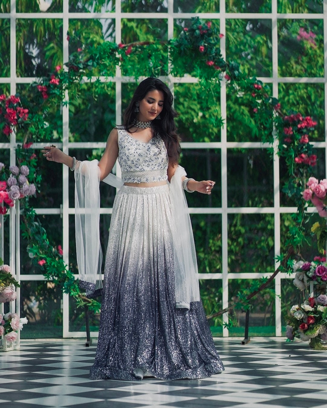 सीक्वेंस वर्क के साथ पार्टी वियर लहंगा चोली