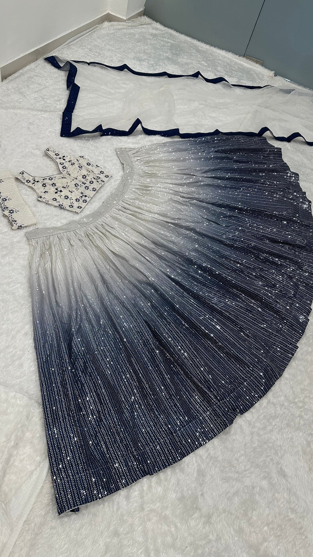 सीक्वेंस वर्क के साथ पार्टी वियर लहंगा चोली