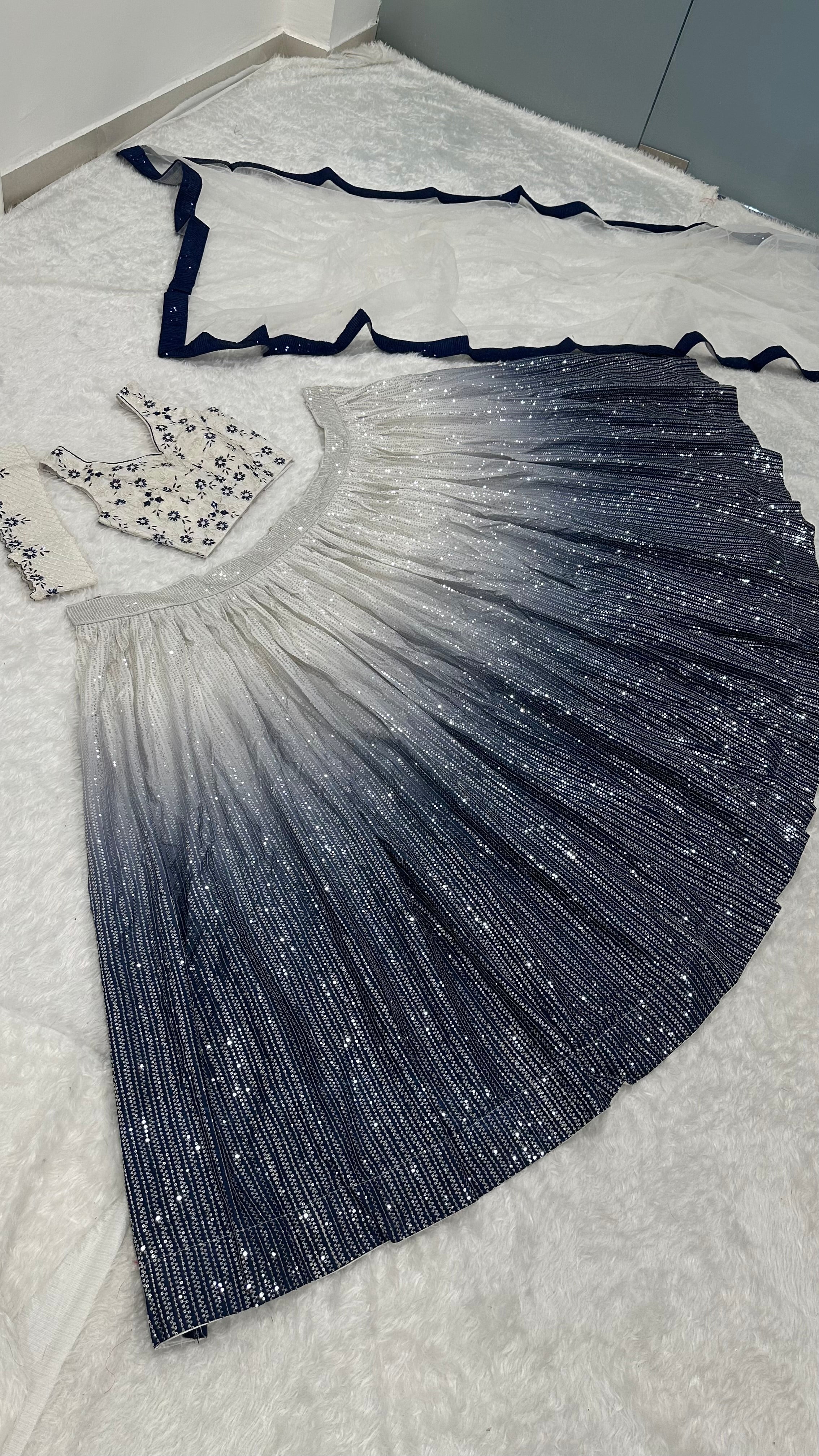 सीक्वेंस वर्क के साथ पार्टी वियर लहंगा चोली