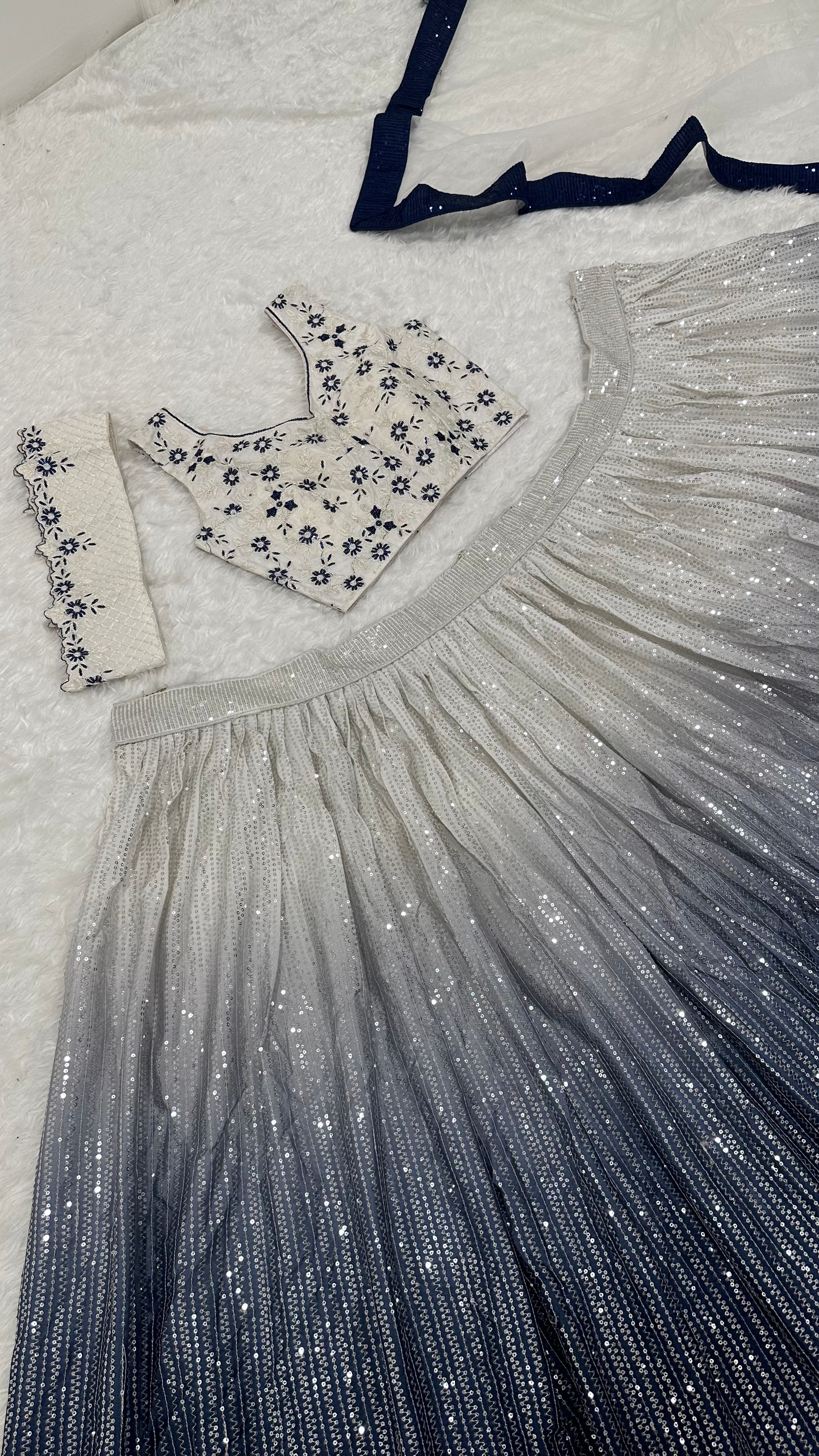 सीक्वेंस वर्क के साथ पार्टी वियर लहंगा चोली