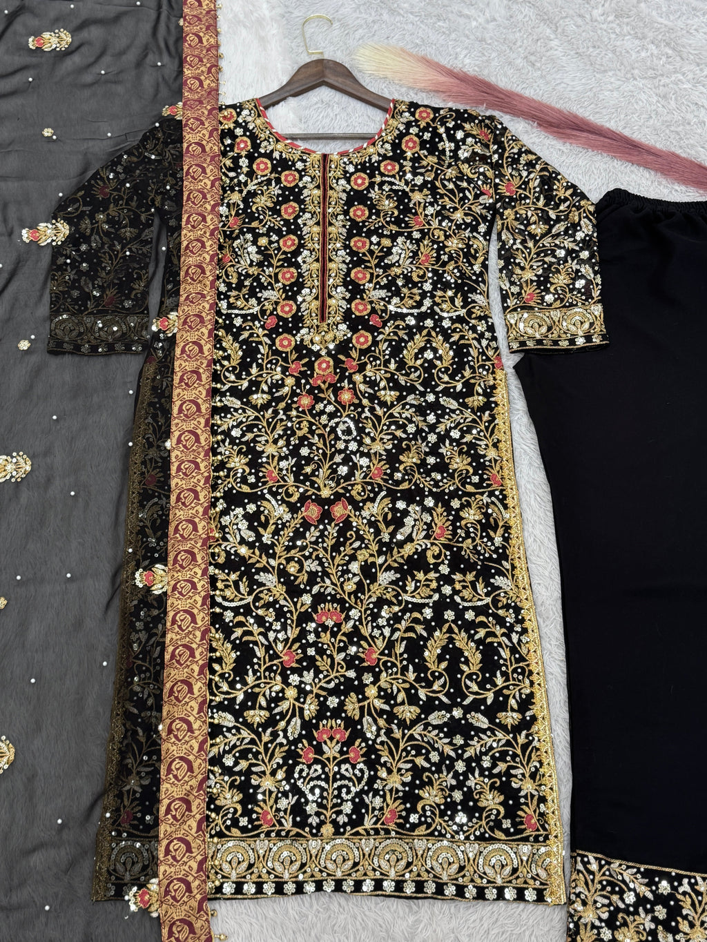 डिज़ाइनर पार्टी वियर लुक टॉप - दुपट्टे के साथ पेंट