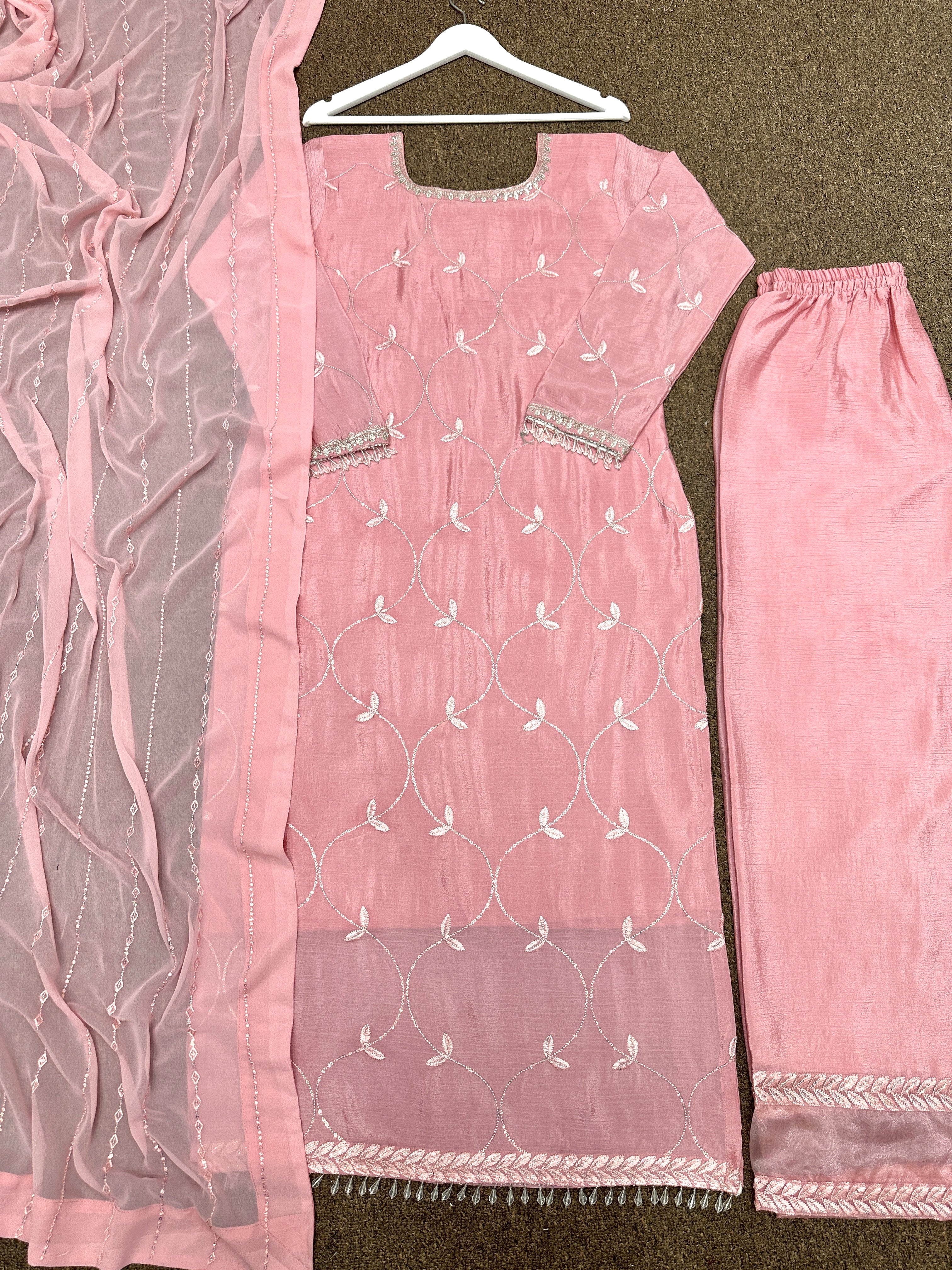 फैंसी टॉप-प्लाज़ो दुपट्टे के साथ खूबसूरत कढ़ाई और सेक्विन वर्क