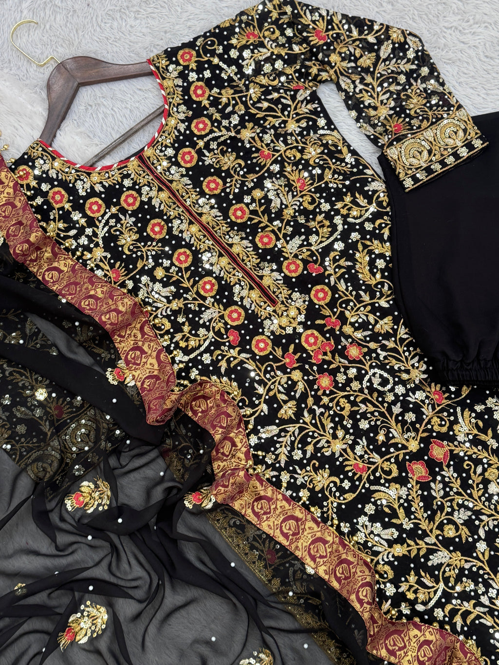 डिज़ाइनर पार्टी वियर लुक टॉप - दुपट्टे के साथ पेंट