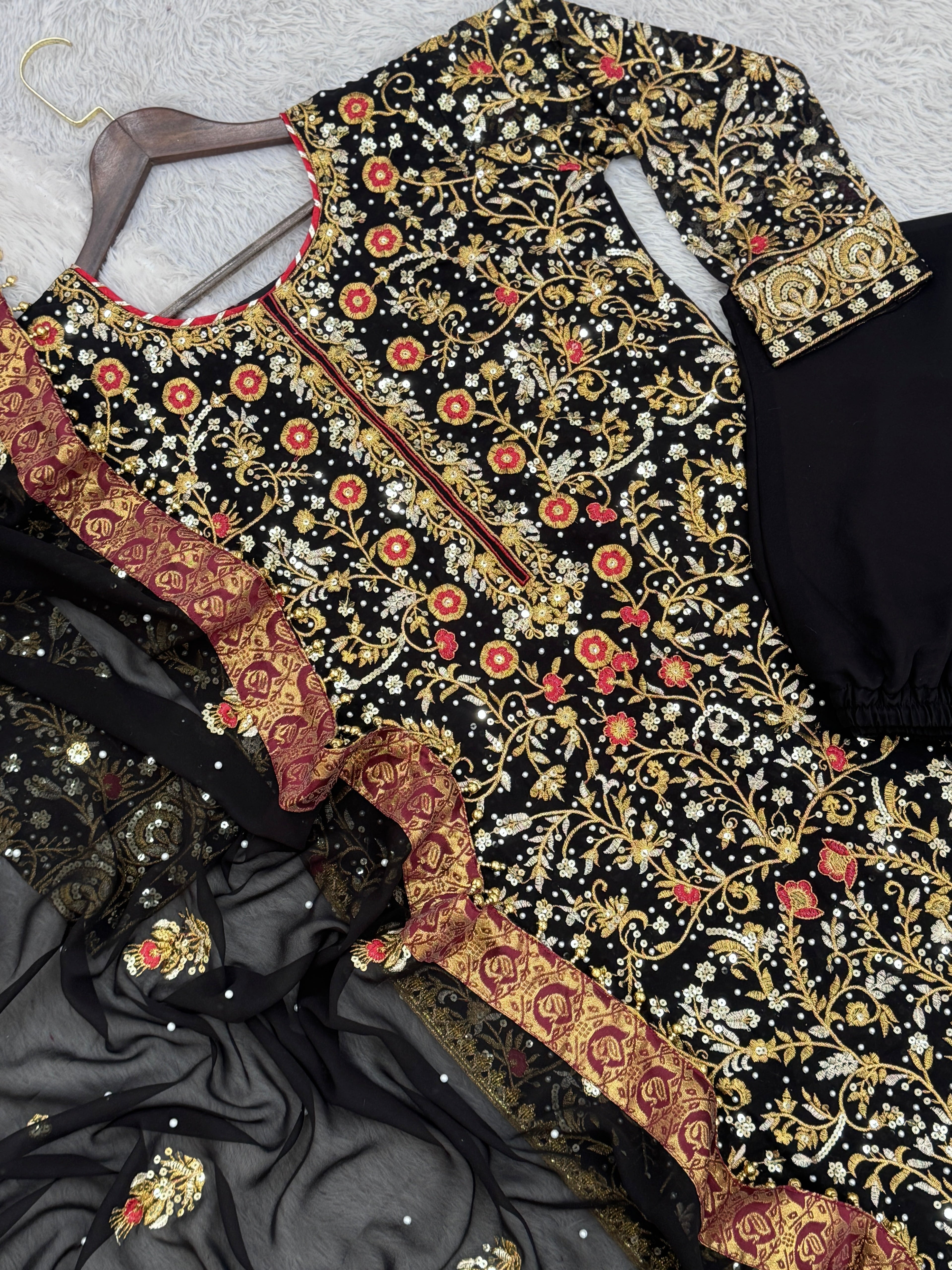 डिज़ाइनर पार्टी वियर लुक टॉप - दुपट्टे के साथ पेंट