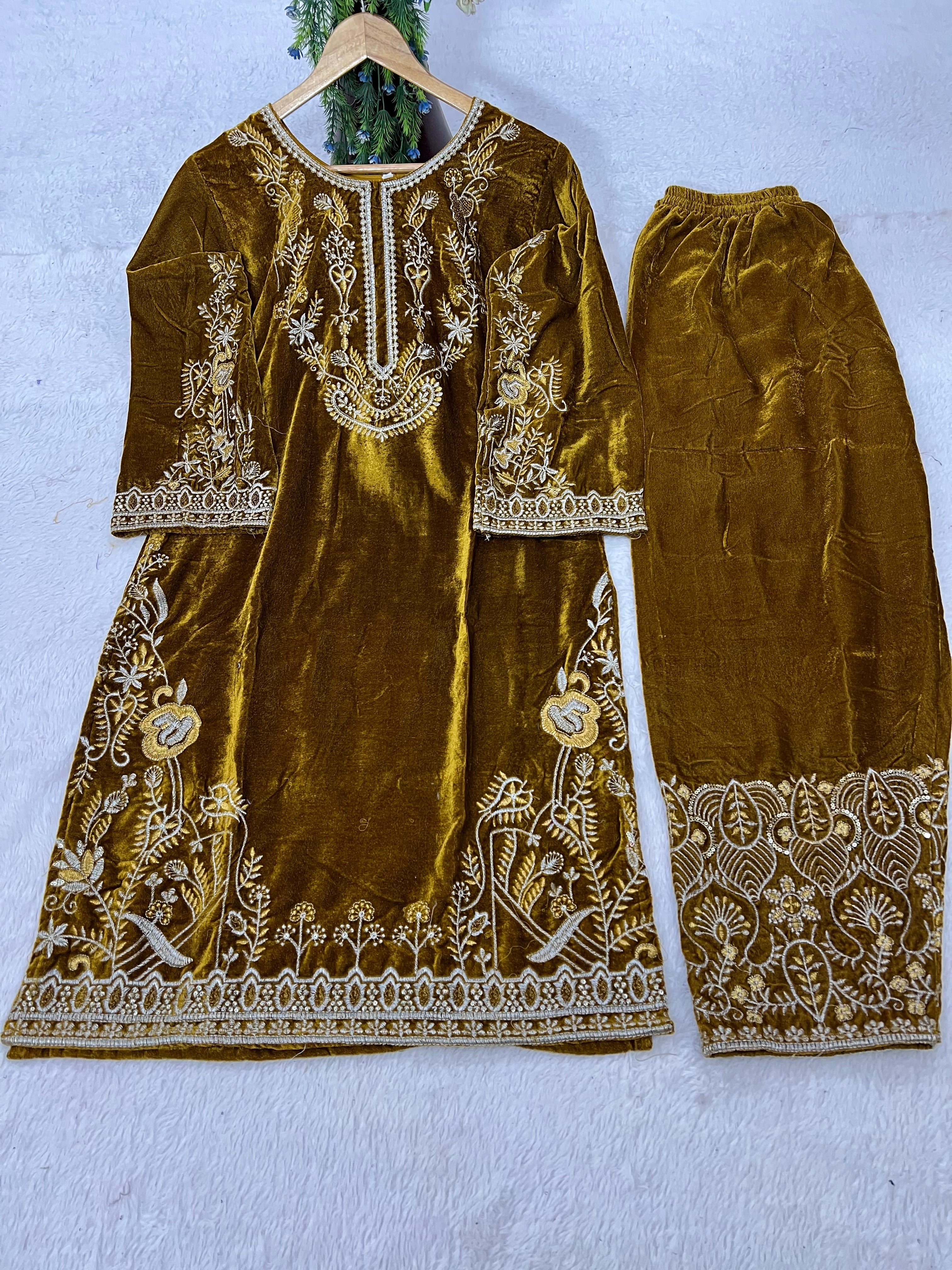 ज़री कढ़ाई के काम के साथ पार्टी वियर सुंदर टॉप-बॉटम