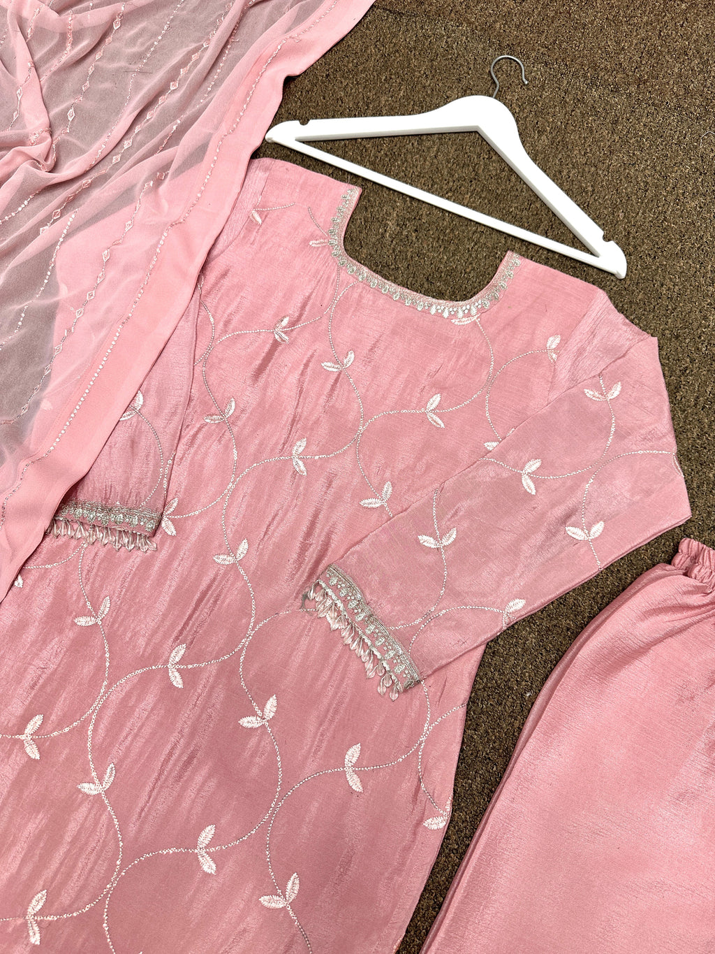 फैंसी टॉप-प्लाज़ो दुपट्टे के साथ खूबसूरत कढ़ाई और सेक्विन वर्क