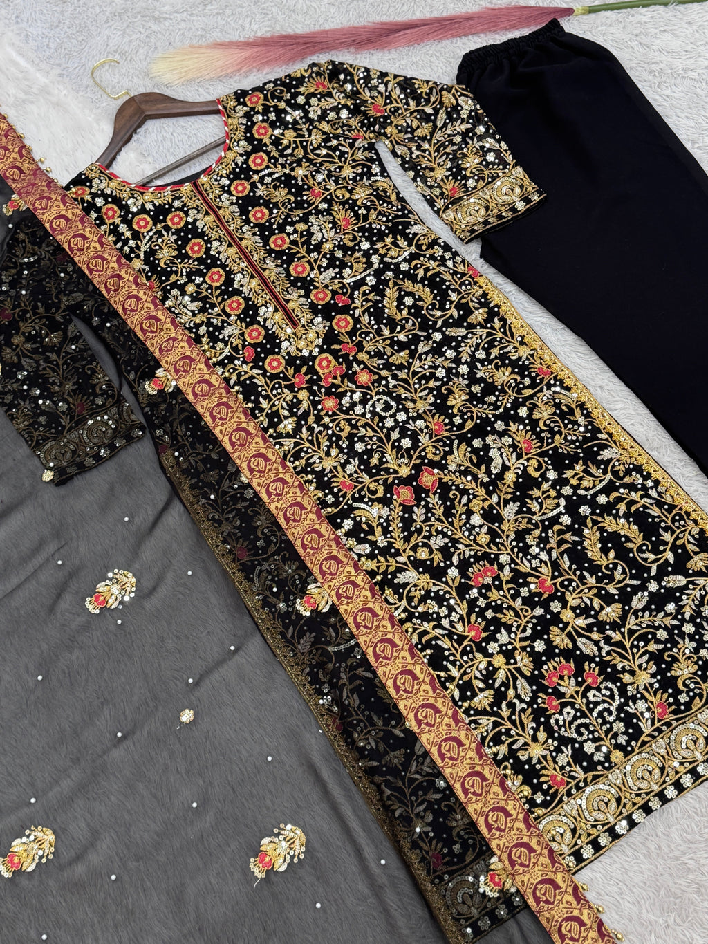 डिज़ाइनर पार्टी वियर लुक टॉप - दुपट्टे के साथ पेंट