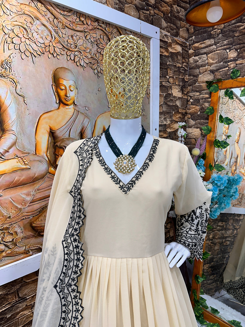 शरारा और दुपट्टे के साथ डिज़ाइनर पार्टी वियर लुक गाउन