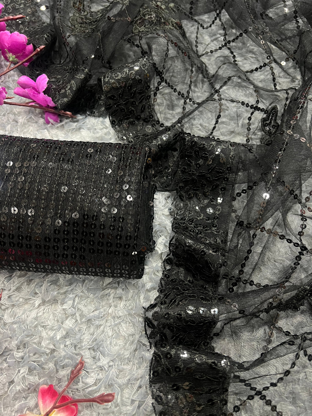 लेस बॉर्डर के साथ डिज़ाइनर साड़ी सीक्वेंस कढ़ाई का काम