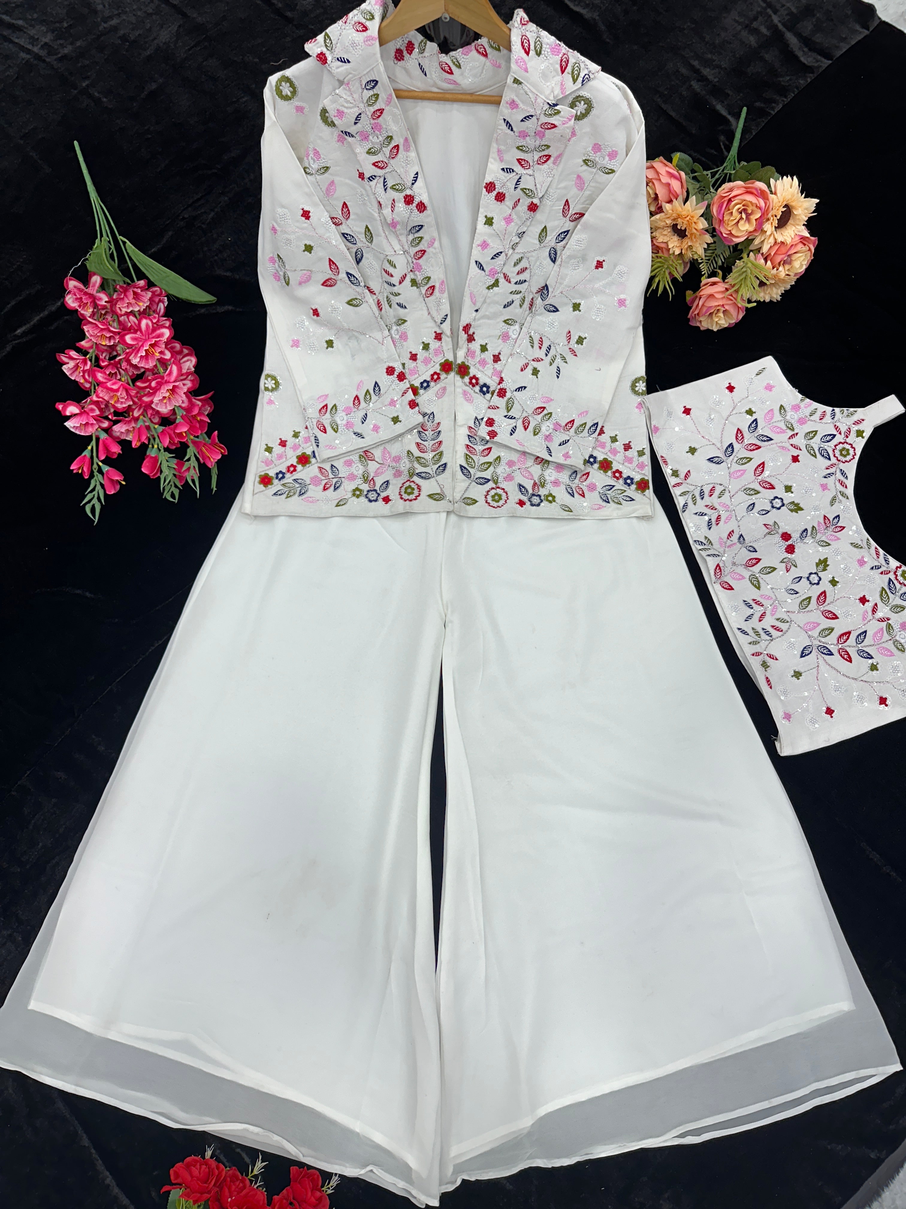 पार्टी वियर डिज़ाइनर श्रारा ब्लाउज और फैंसी कोटी के साथ