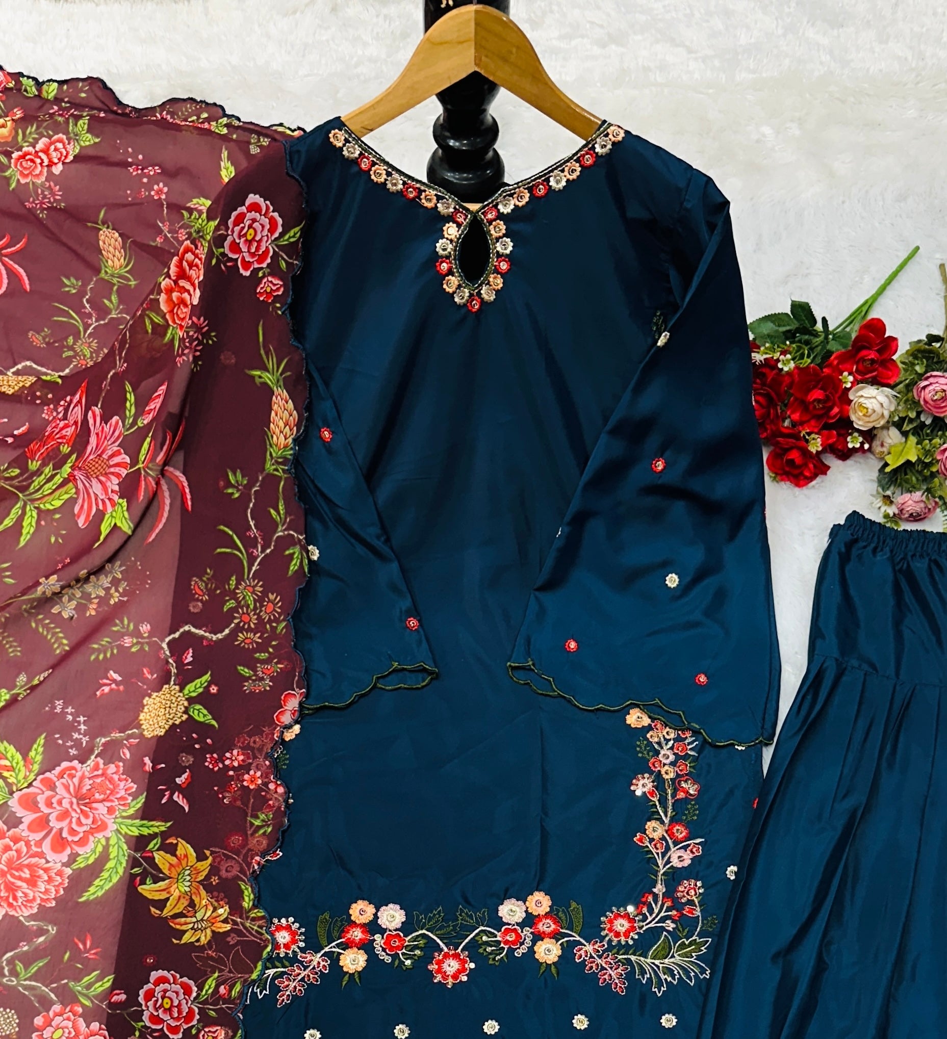 फैंसी दुपट्टे के साथ डिज़ाइनर पार्टी वियर सूट सेट