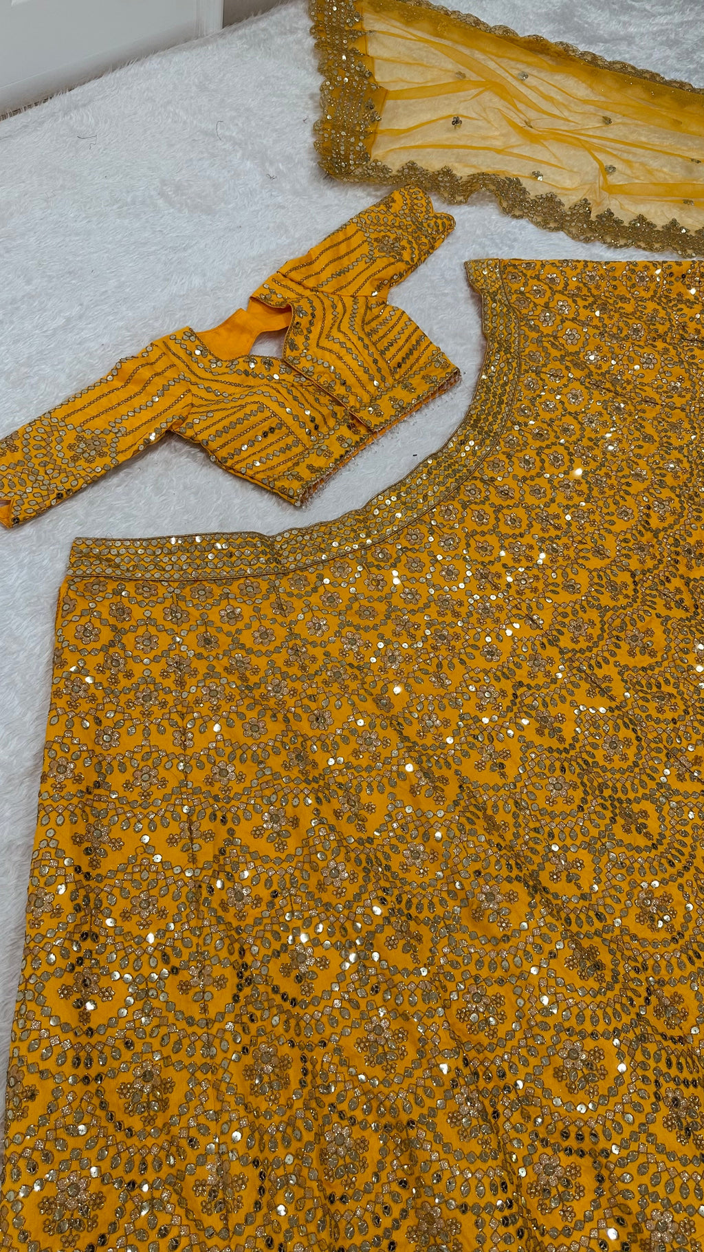 सीक्वेंस और डोरी वर्क के साथ डिज़ाइनर पार्टी वियर लहंगा चोली