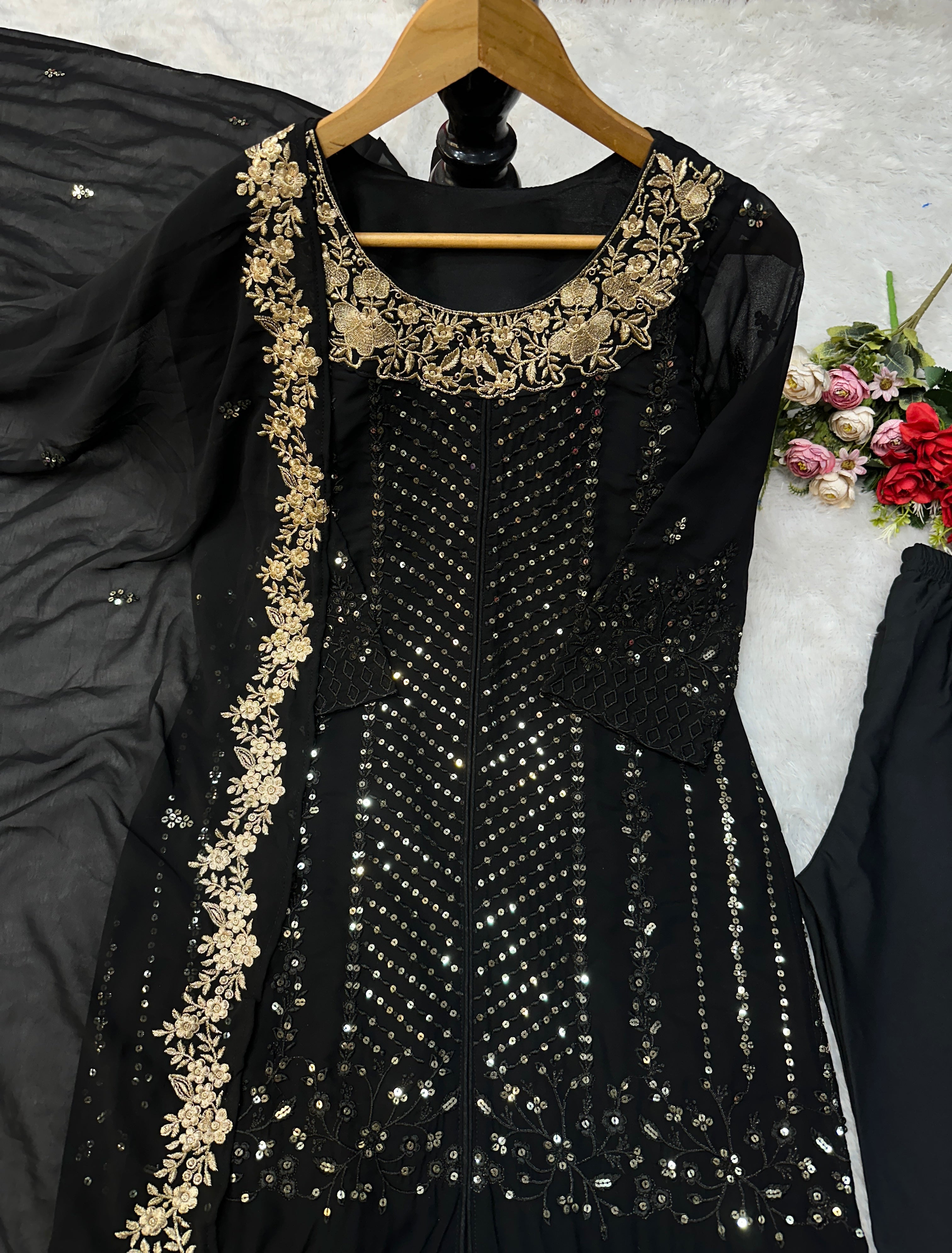 कढ़ाई के काम के साथ डिज़ाइनर पार्टी वियर सूट सेट