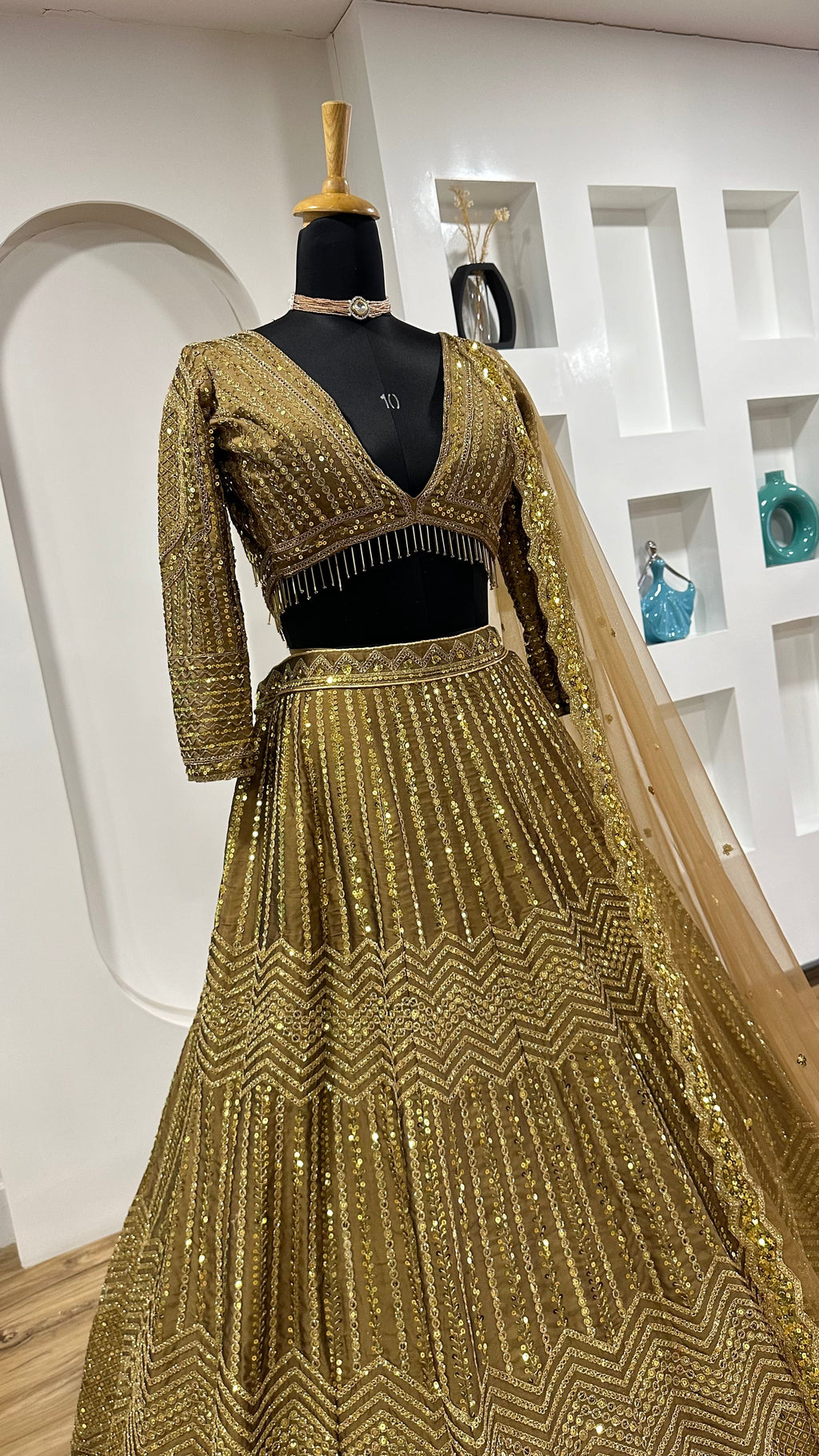 डोरी और सीक्वेंस वर्क के साथ डिज़ाइनर वेडिंग वियर लहंगा चोली