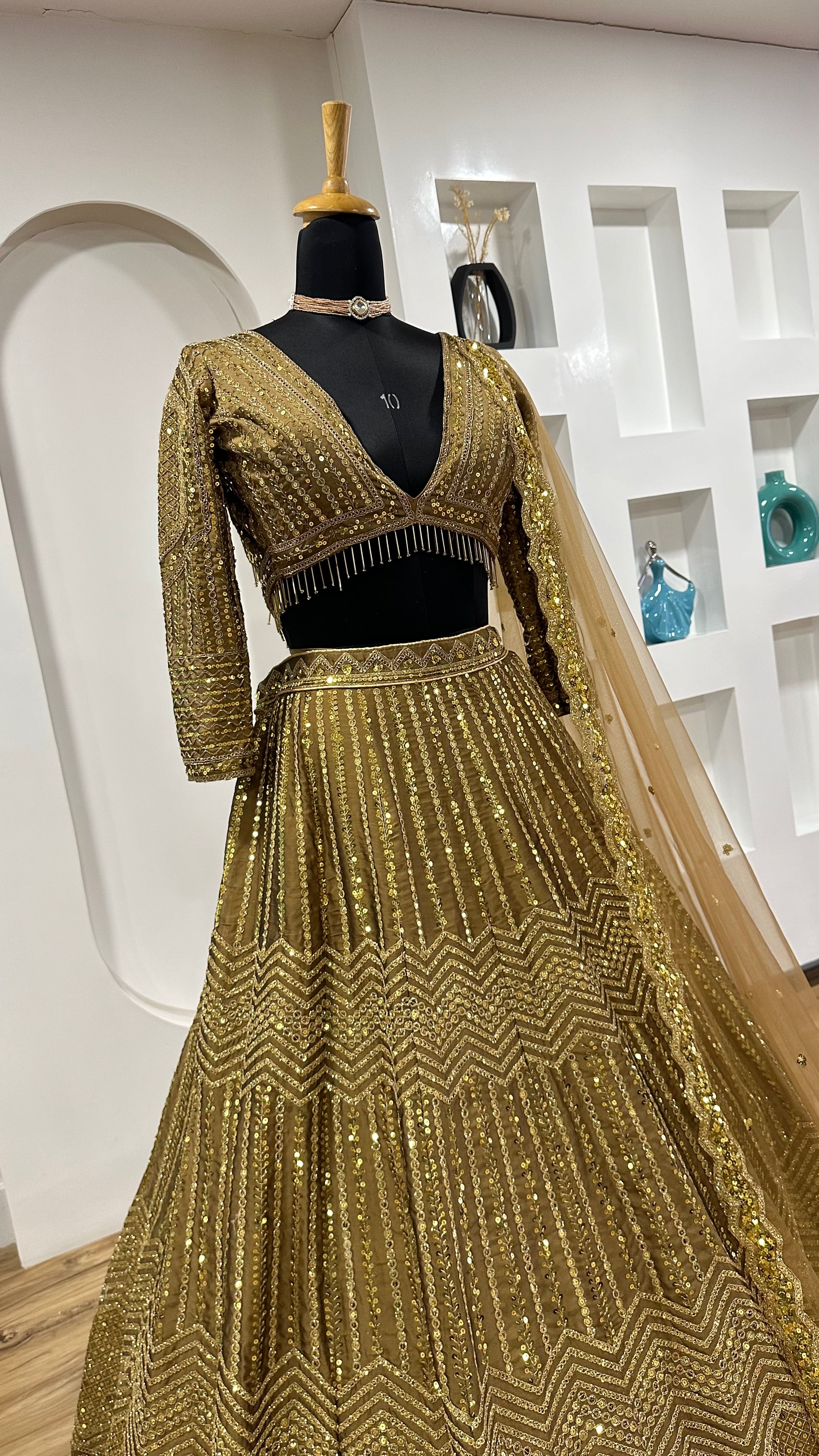 डोरी और सीक्वेंस वर्क के साथ डिज़ाइनर वेडिंग वियर लहंगा चोली