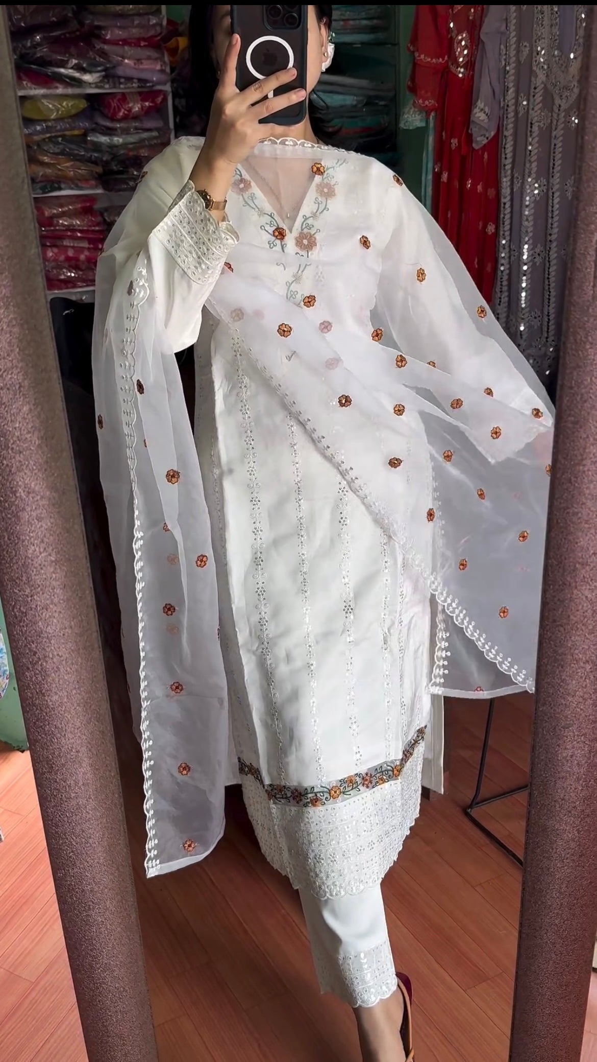 फैंसी स्टाइल में डिज़ाइनर पार्टी वियर टॉप, पैंट और दुपट्टा