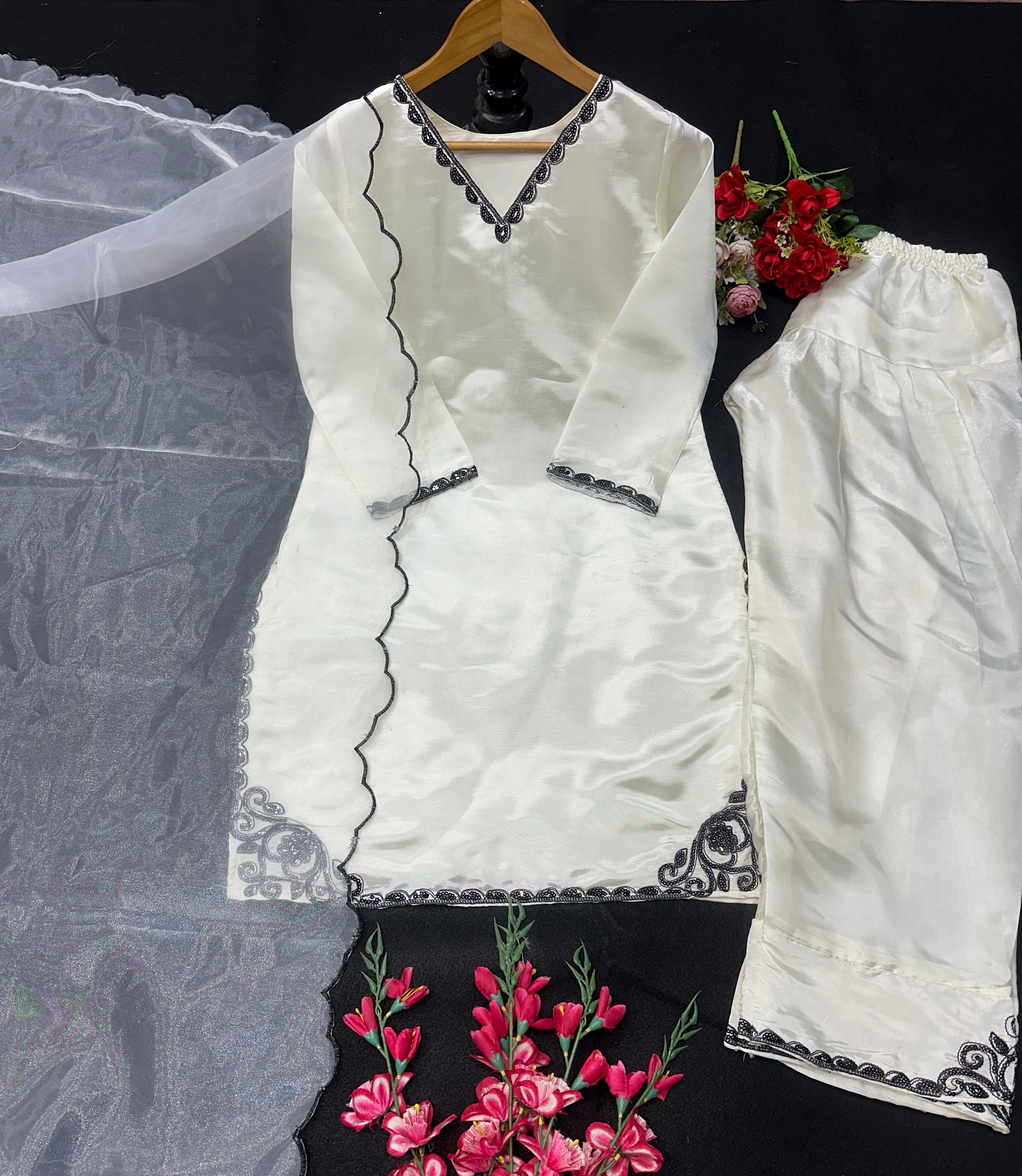 पार्टी वियर डिज़ाइनर टॉप और बॉटम फैंसी दुपट्टे के साथ