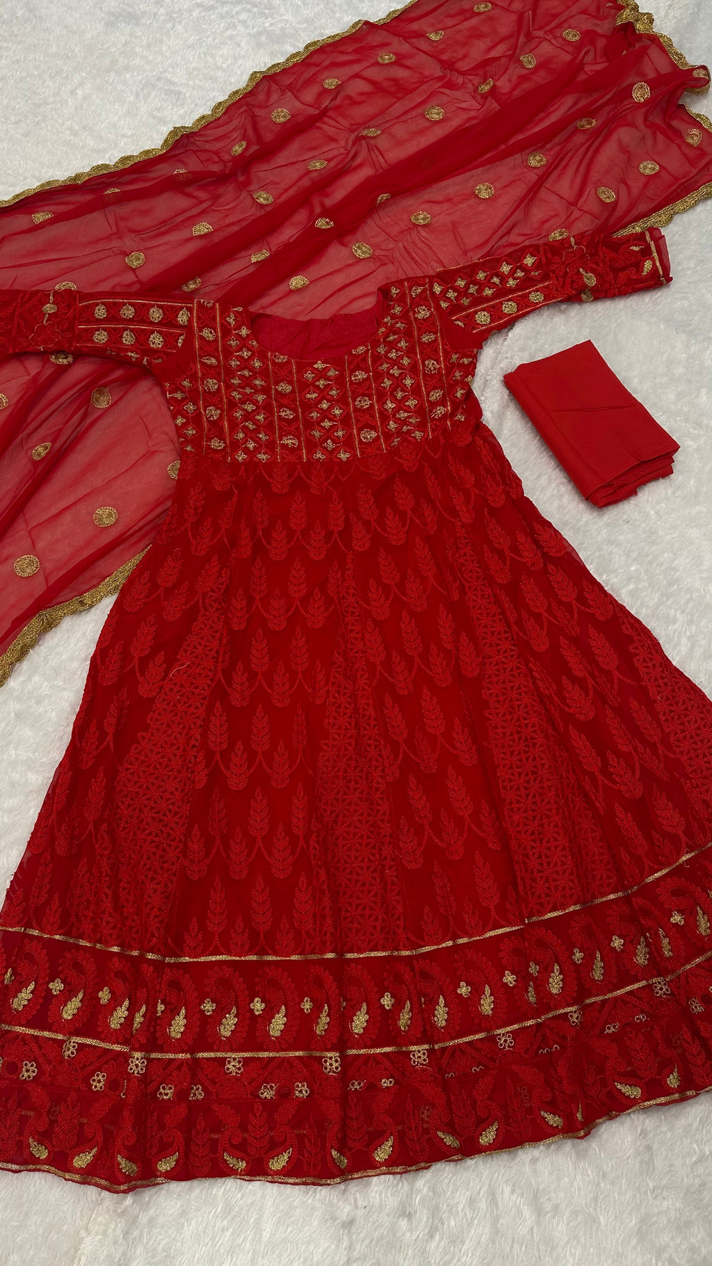 डिज़ाइनर पार्टी वियर अनारकली गाउन पेंट और दुपट्टे के साथ