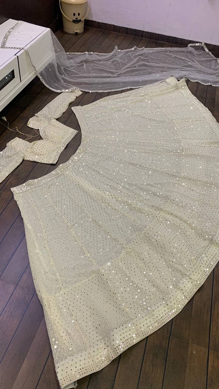 सीक्वेंस और थ्रेड वर्क के साथ डिज़ाइनर पार्टी वियर लहंगा चोली