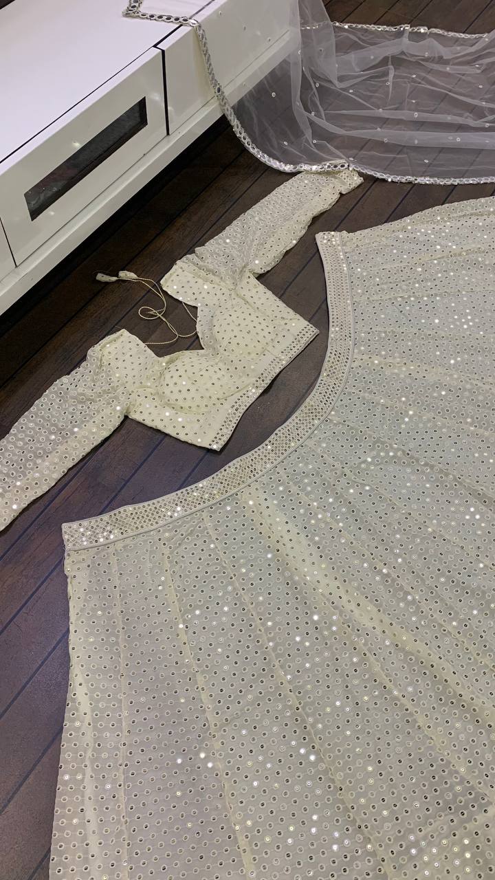 सीक्वेंस और थ्रेड वर्क के साथ डिज़ाइनर पार्टी वियर लहंगा चोली