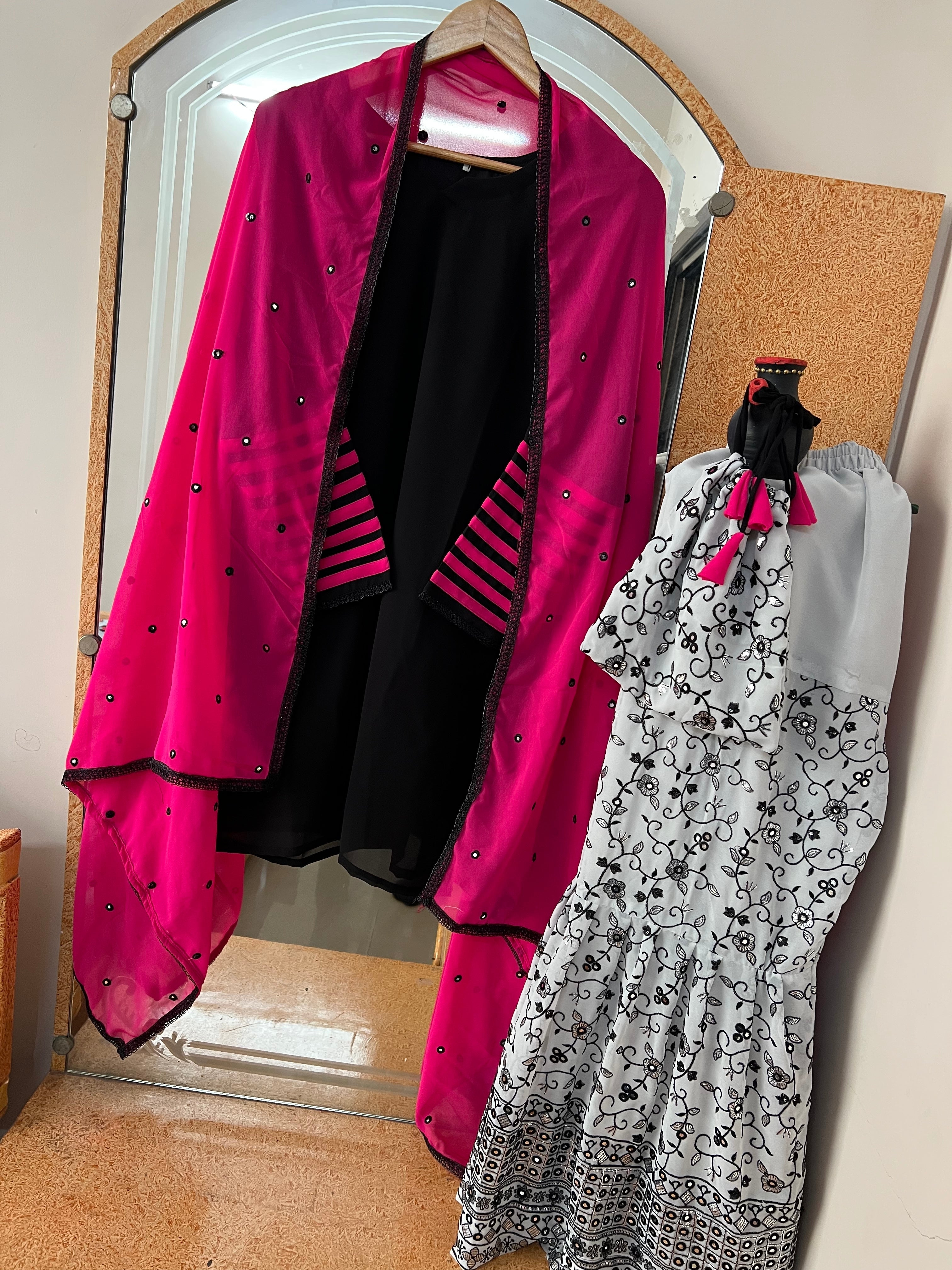 पार्टी वियर खूबसूरत टॉप-बॉटम और फैंसी दुपट्टा