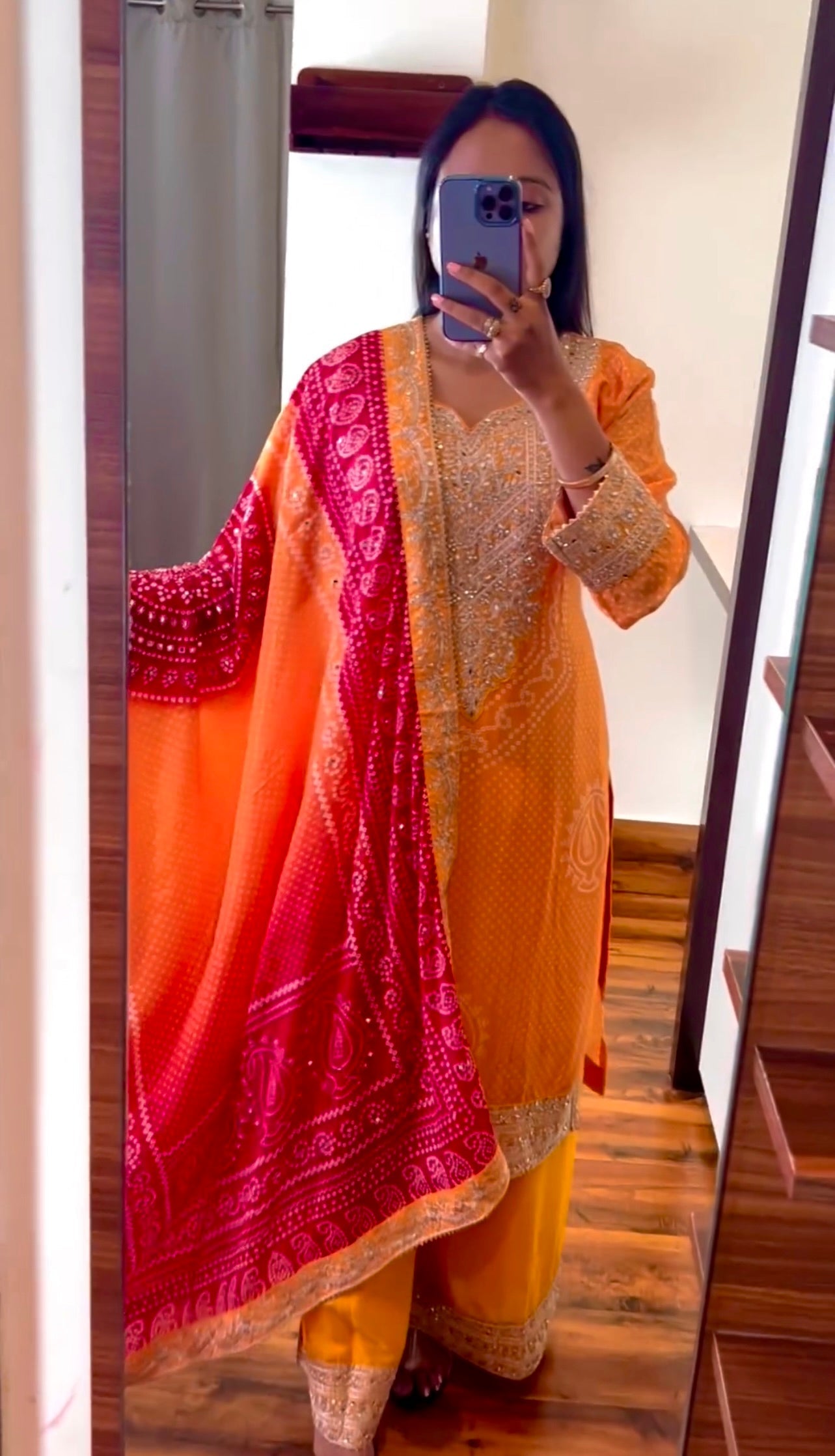 डिजिटल प्रिंट और कढ़ाई अनुक्रम कार्य के साथ फैंसी टॉप-बॉटम और दुपट्टा