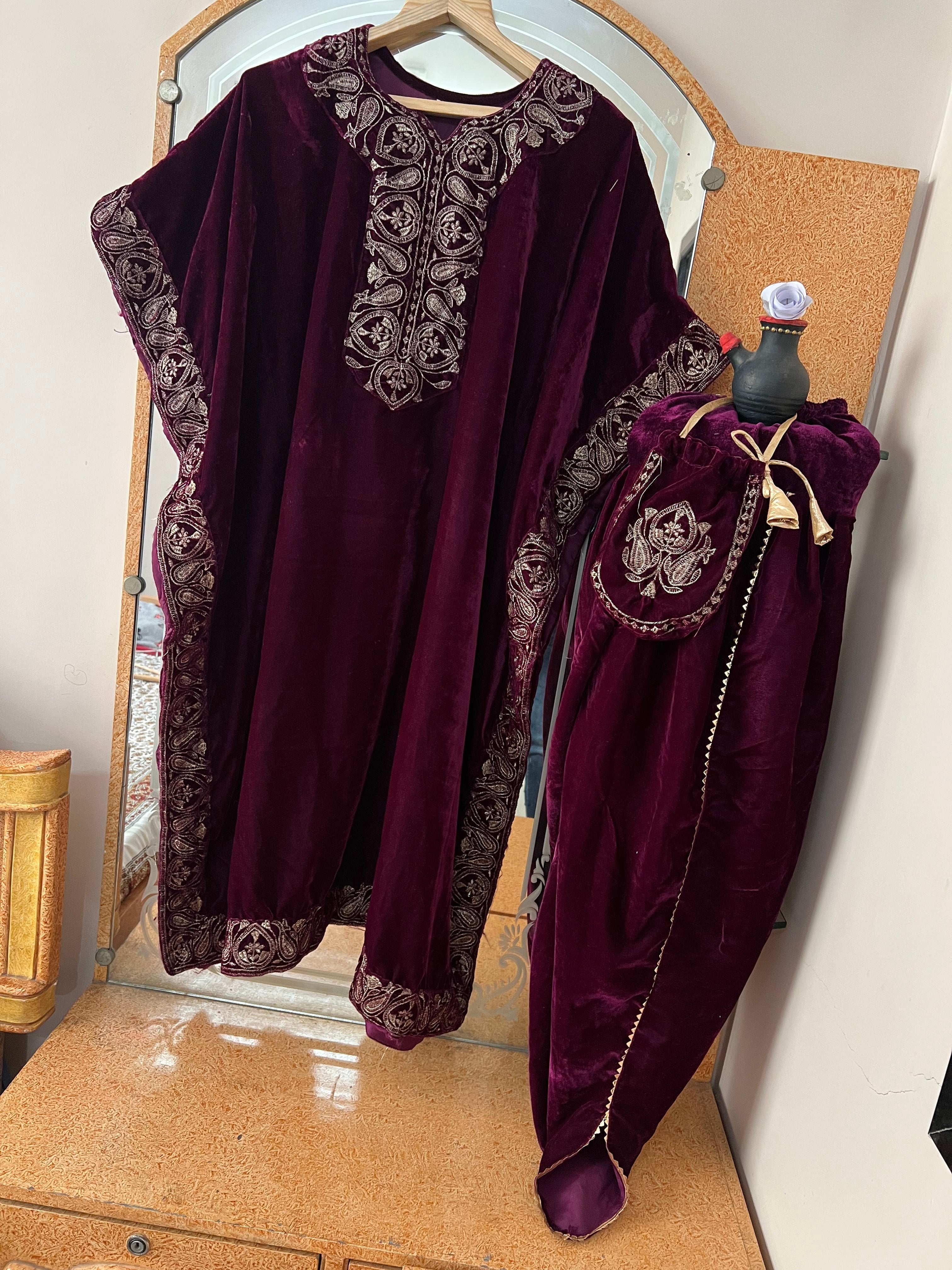 पार्टी वियर डिज़ाइनर कफ्तान और धोती