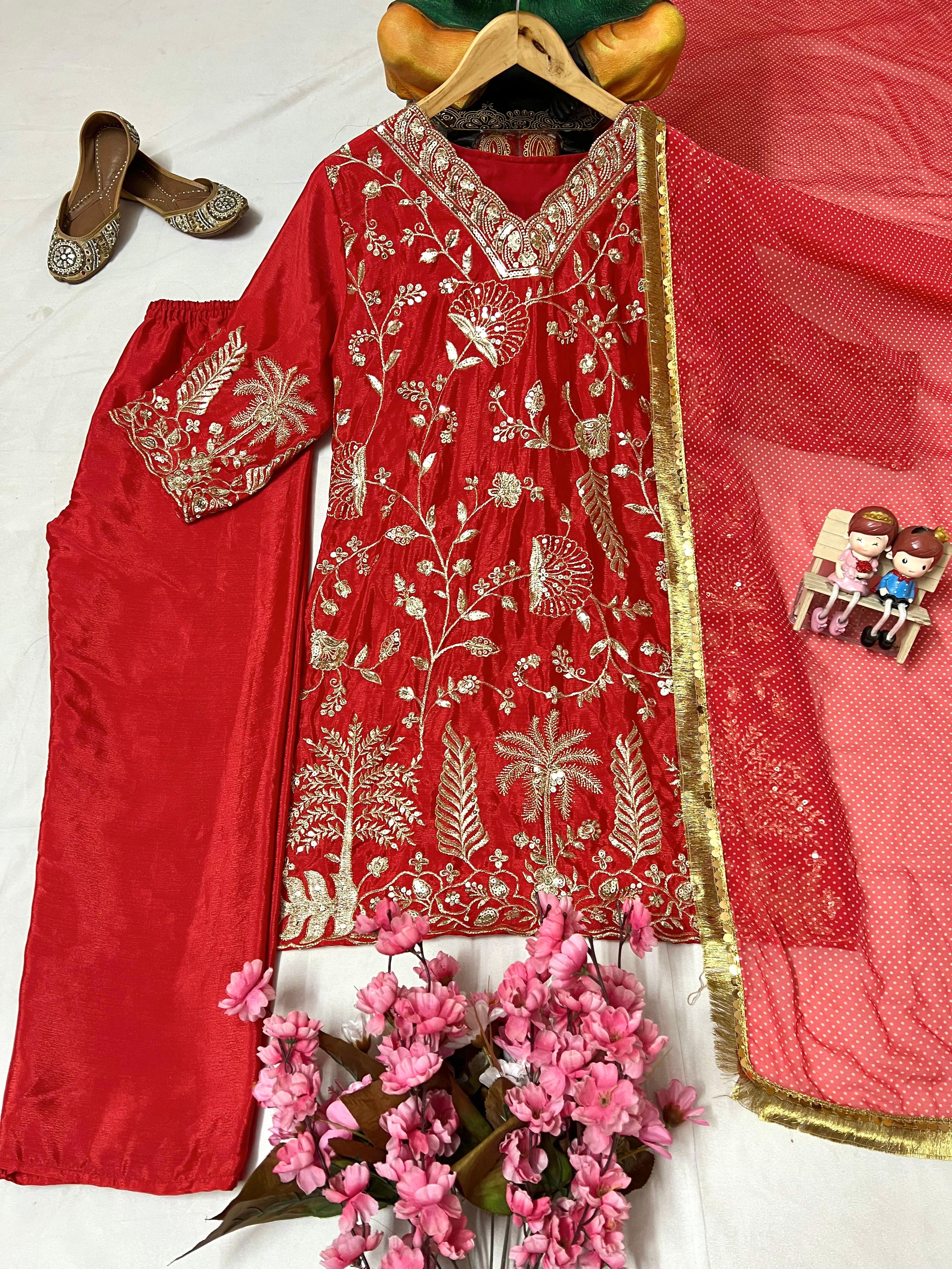 ज़री और सेक्विन कढ़ाई के काम के साथ डिज़ाइनर पार्टी वियर सूट सेट