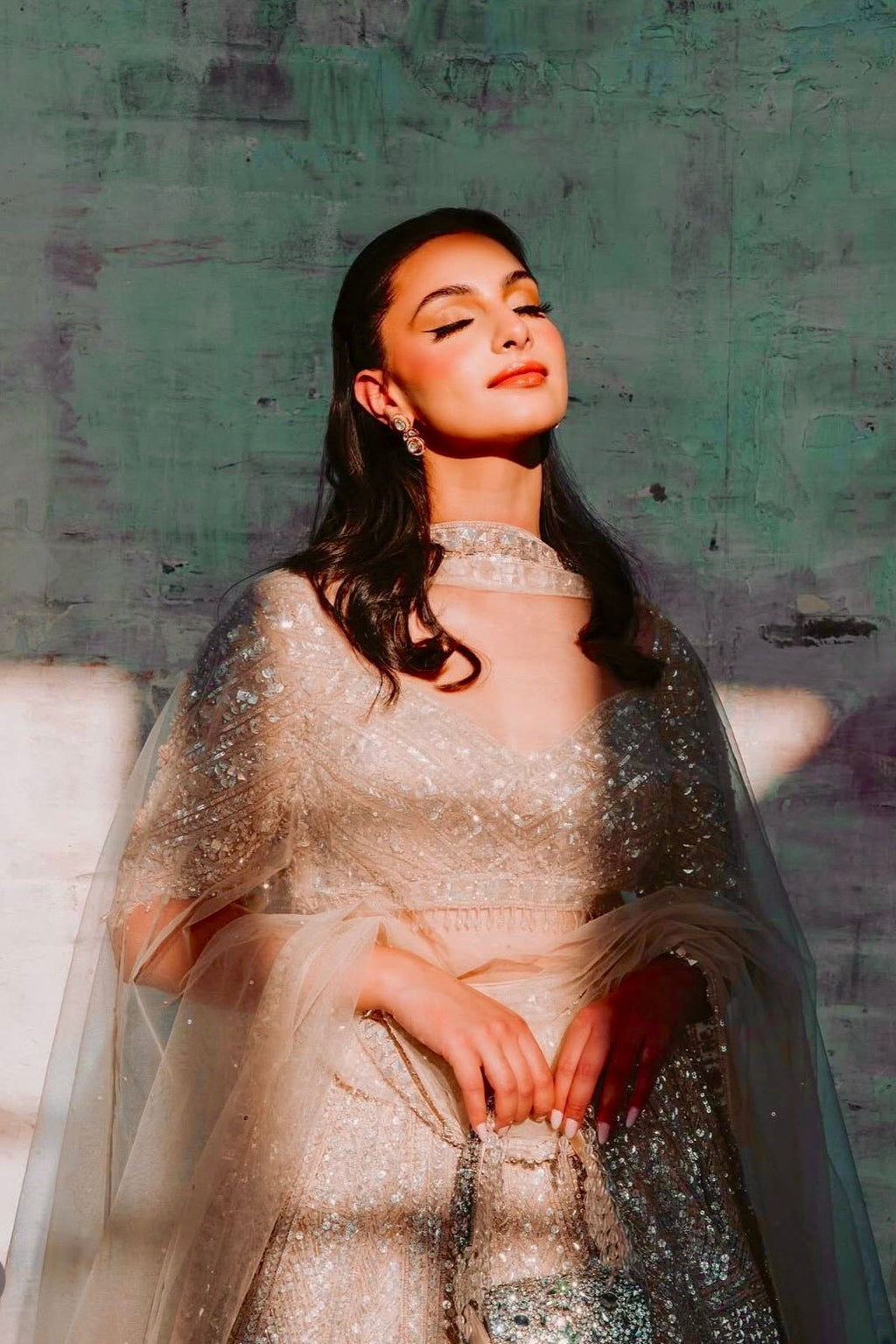 सीक्वेंस और डोरी वर्क के साथ पार्टी वियर लहंगा चोली