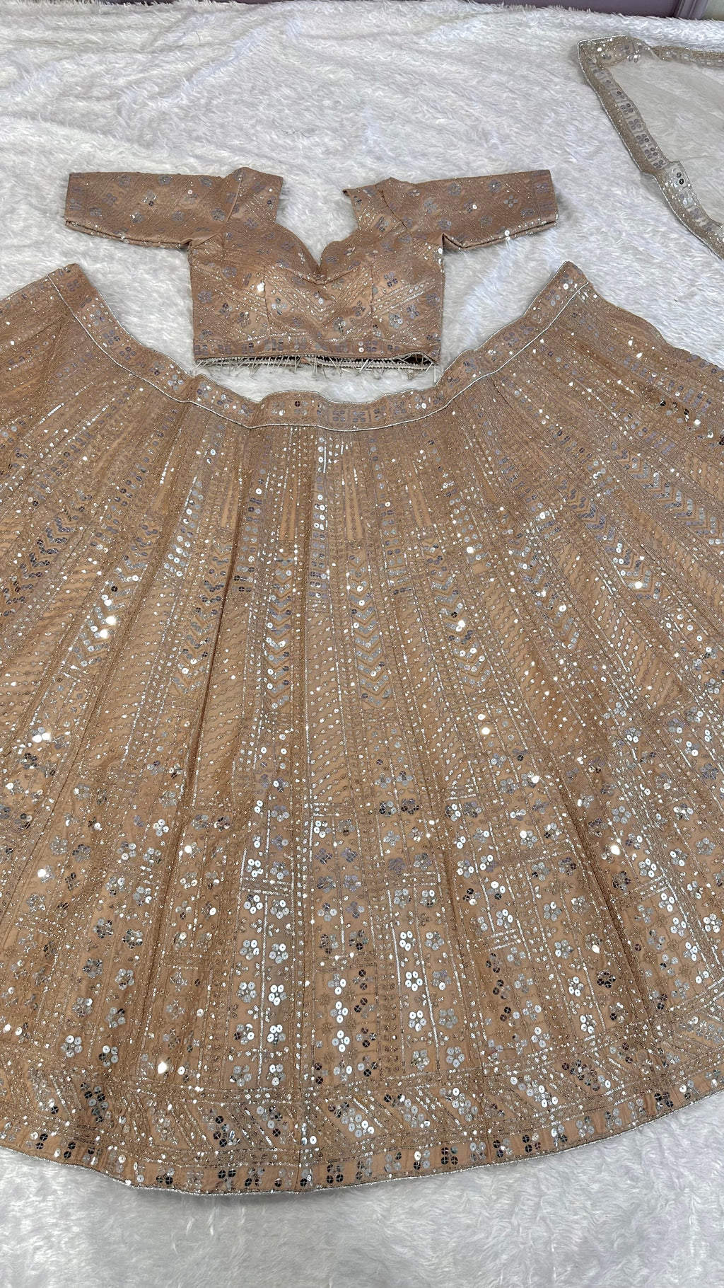 सीक्वेंस और डोरी वर्क के साथ पार्टी वियर लहंगा चोली